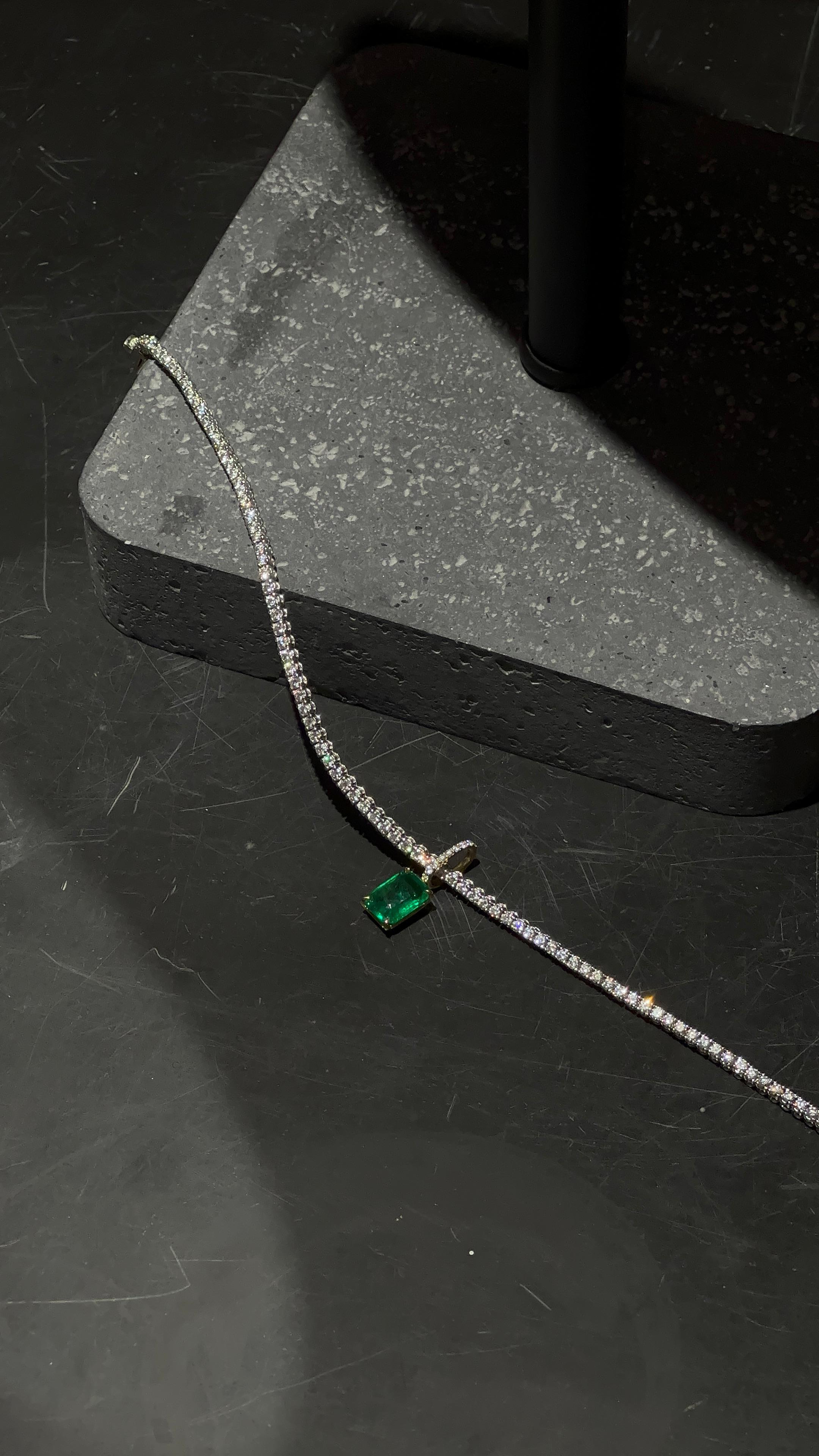 Femenino o masculino Pulsera de oro de 18 quilates con diamante esmeralda y pavé de diamantes en venta