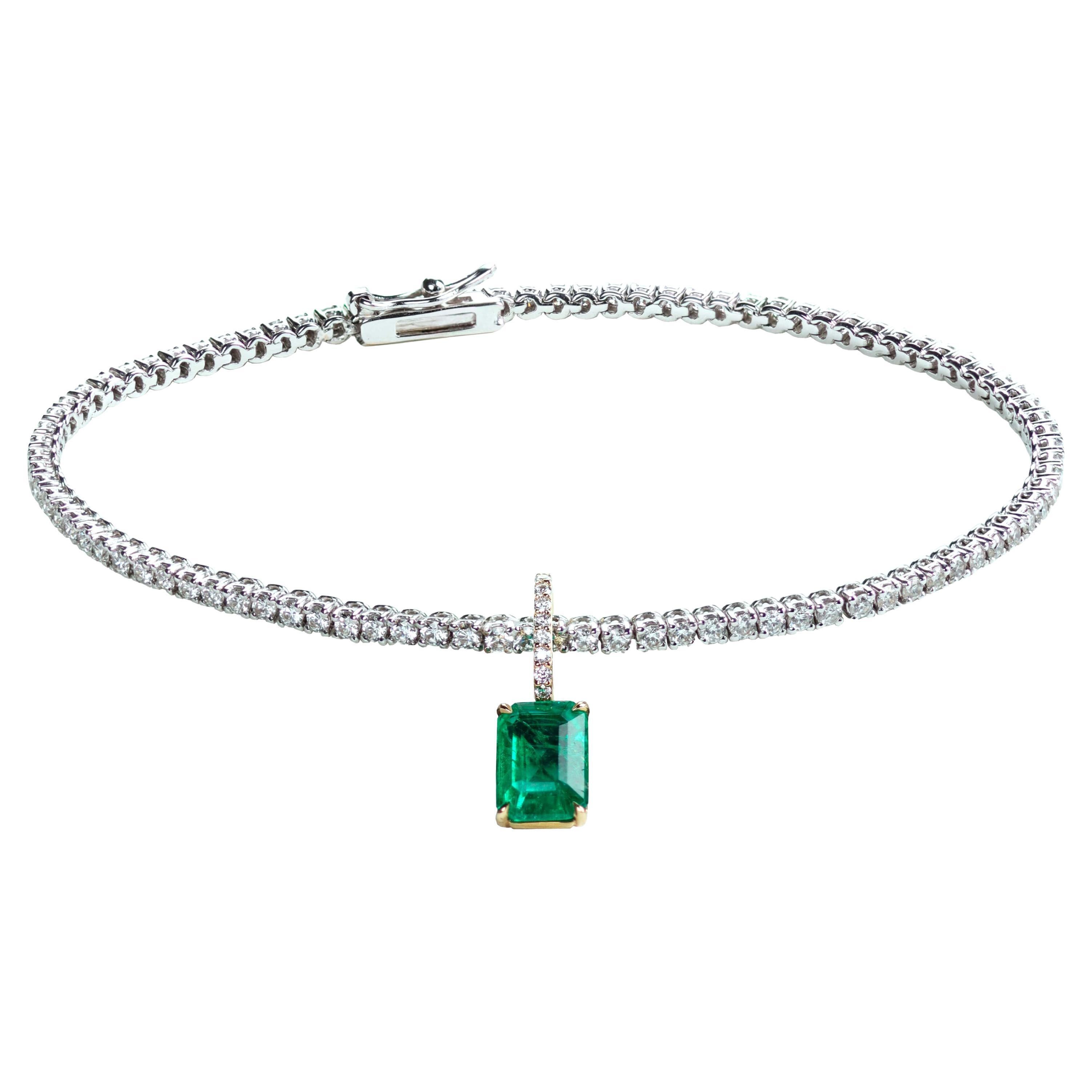 Armband aus 18 Karat Gold mit Smaragd und Diamanten im Pflaster im Angebot