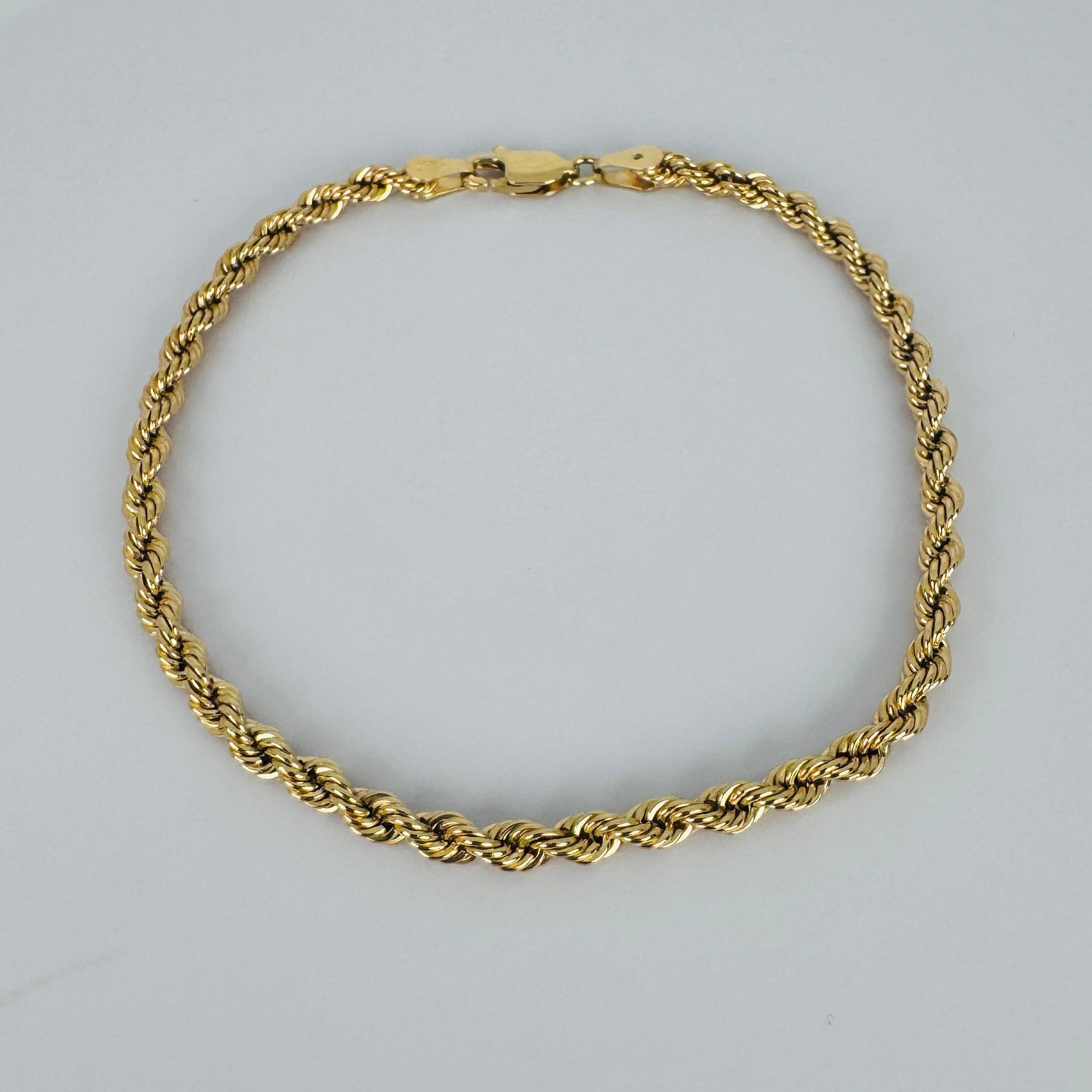 This refined bracelet is lightweight and exudes pure elegance. The pattern (cord) of this pre-loved jewel catches the eye and enhance any outfit. It is in very good condition, reflecting its enduring quality and charm. This bracelet is a timeless