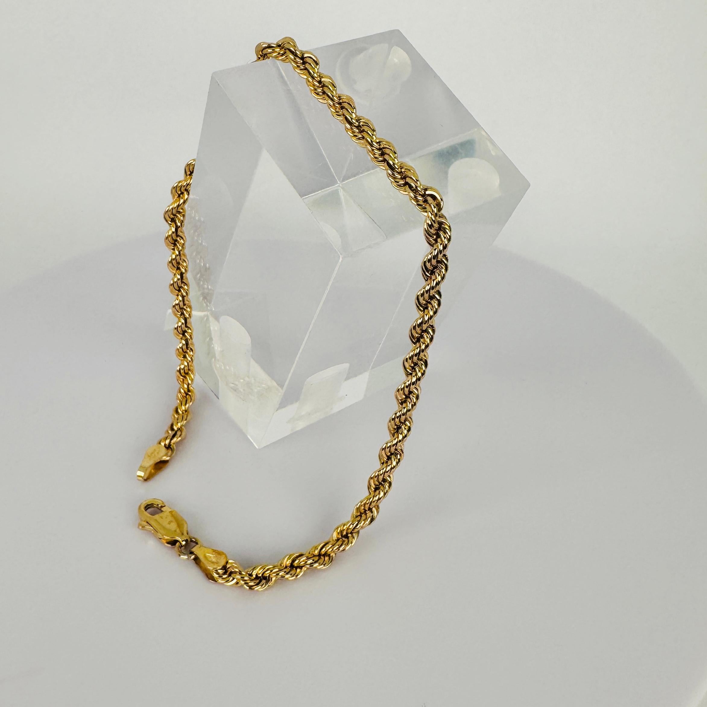 18k gold bracelet with refined design 2