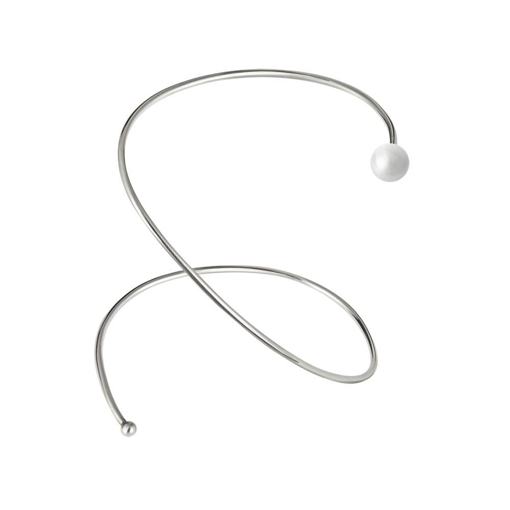 N 26, conocida como Elena, es una pulsera que encarna la elegancia en movimiento, una tranquila interacción de equilibrio, forma y ligereza. Inspirado en la gracia fluida del movimiento clásico, su diseño se siente a la vez arquitectónico y suave,
