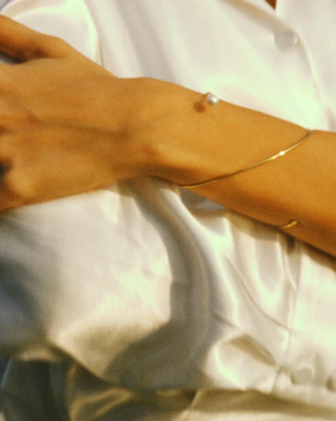 Pulsera de oro de 18 quilates con perla de río Moderno en venta