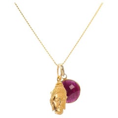 Elizabeth Raine, collier pendentif chakra en or 18 carats avec amulettes de Bouddha et racines de rubis