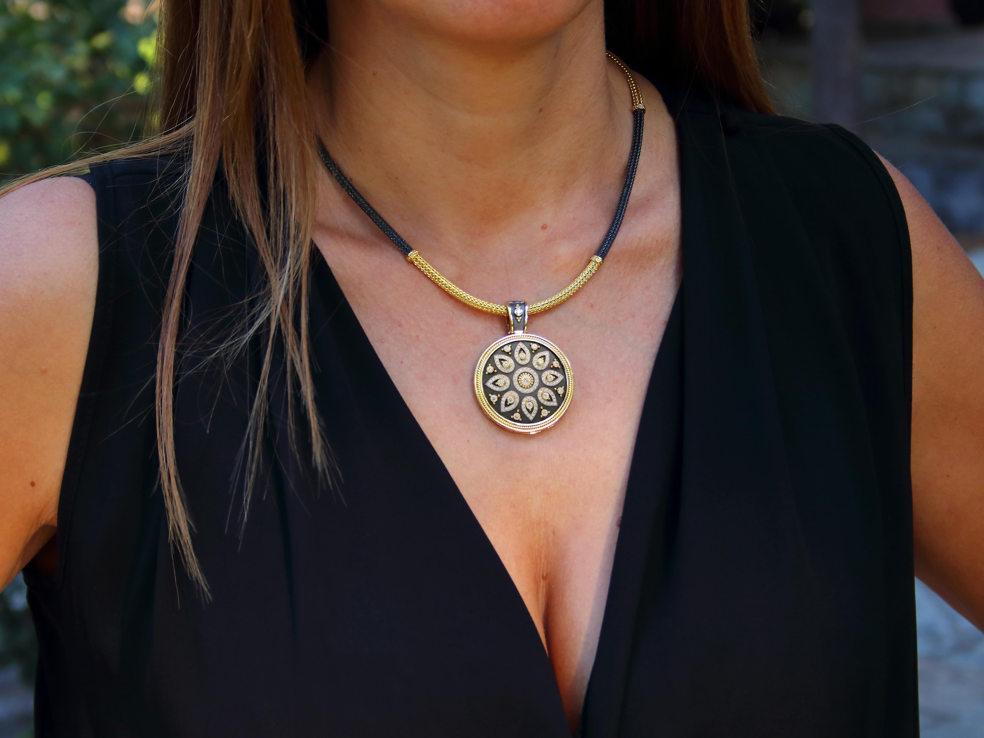 Pendentif byzantin en or 18 carats avec diamants brillants Pour femmes en vente