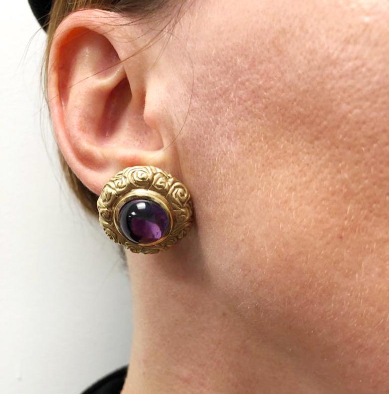 Ohrringe aus Gelbgold mit Amethyst im Cabochon-Stil im Zustand „Gut“ in New York, NY