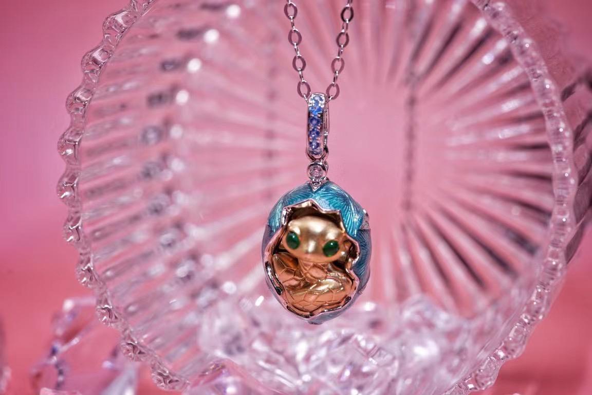 Ciondolo con smeraldo e diamante cabochon in oro 18K 