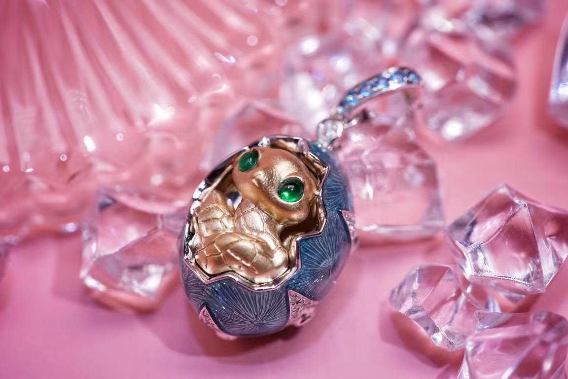 Ciondolo con smeraldo e diamante cabochon in oro 18K 