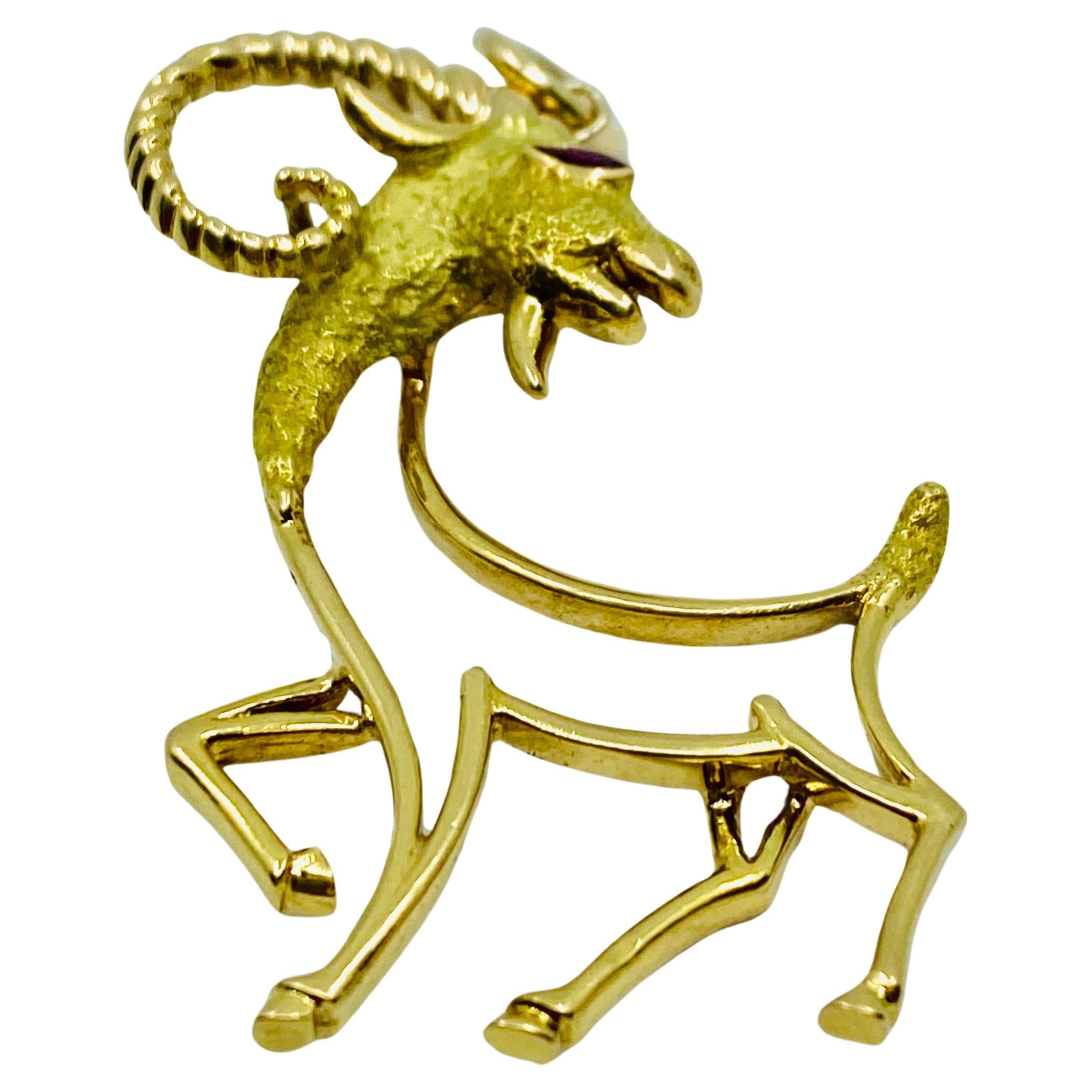 18k Gold Capricorn Pendant Astrology Jewelry In Excellent Condition For Sale In Beverly Hills, CA
