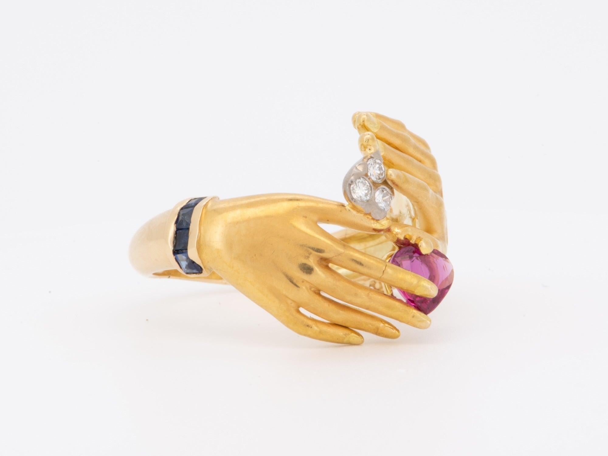 ♥ 18K Gold Carrera y Carrera Damen und Herren Hand Ring mit Rubin Diamant Saphir 10g+ R6719

♥ Der kleine Finger der Dame weist Anzeichen einer früheren Reparatur auf. Es gibt keine Markengravur im Inneren des Bandes, wahrscheinlich aufgrund einer