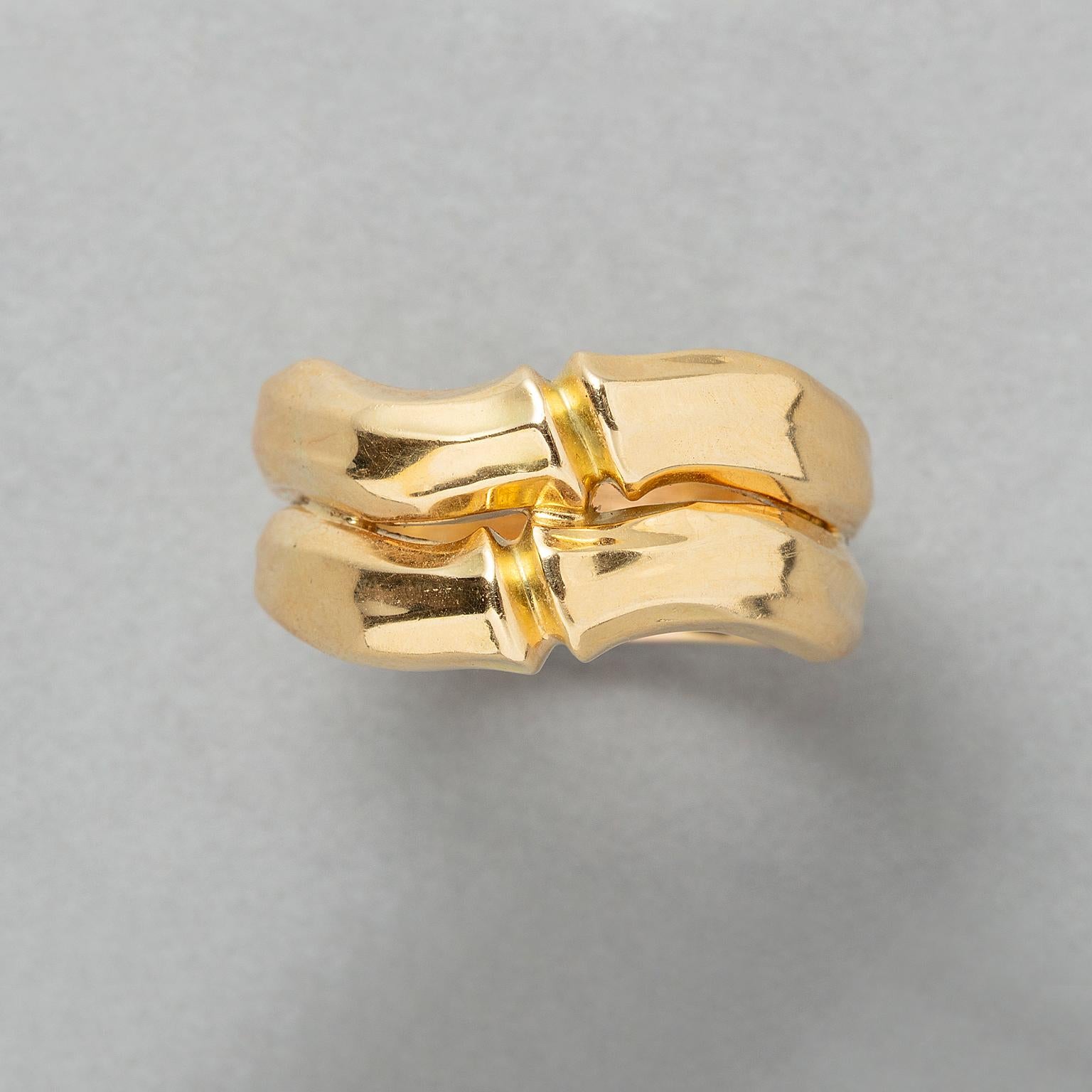 Anillo de banda de oro de 18 quilates con doble motivo de bambú, firmado y numerado: Cartier, 648517, con marcas francesas de ensaye para oro de 18 quilates y marca maestra francesa, Francia, hacia 1990.

peso: 14,11 g
tamaño del anillo: 20,25 mm /