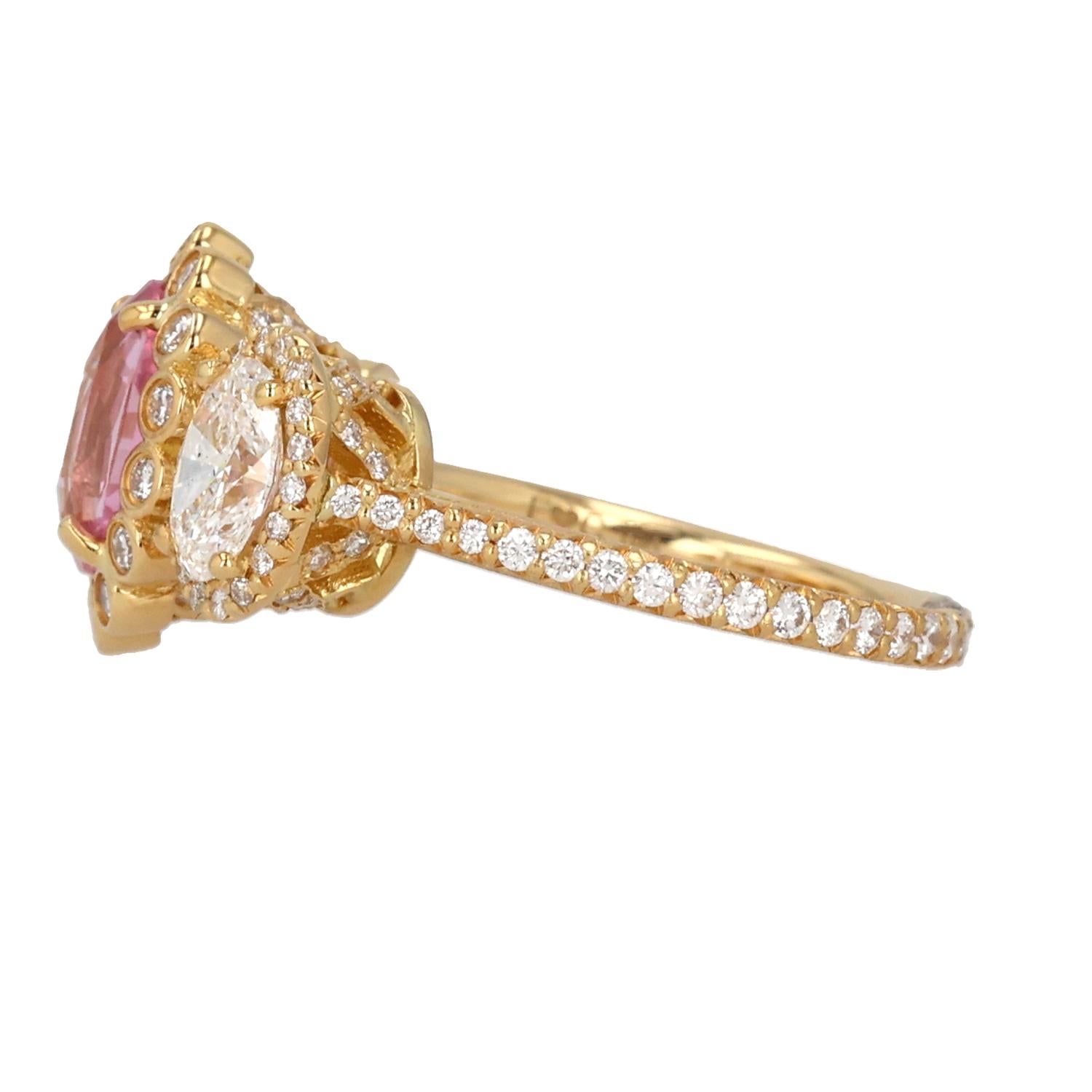 Gönnen Sie sich zeitlosen Luxus mit dem 3-Stein-Kathedralring aus 18 Karat Gelbgold, einer atemberaubenden Kreation der renommierten Designerin Erica Courtney. Das Herzstück dieses exquisiten Rings ist ein seltener, erhitzter Padparadscha-Saphir von