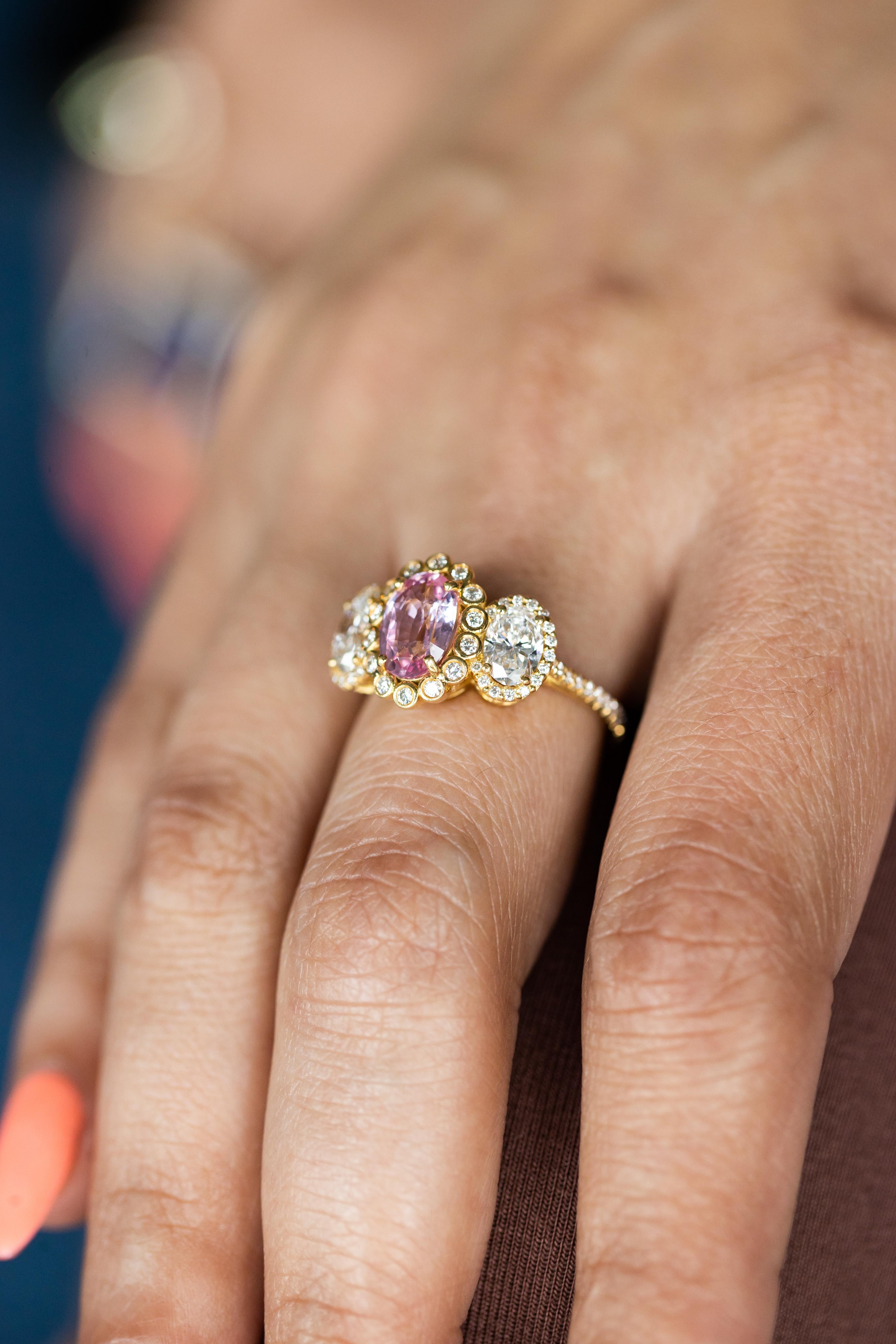 18 Karat Gold Kathedralenring. Padparadscha Saphir & GIA-Diamanten von Erica Courtney (Brillantschliff) im Angebot