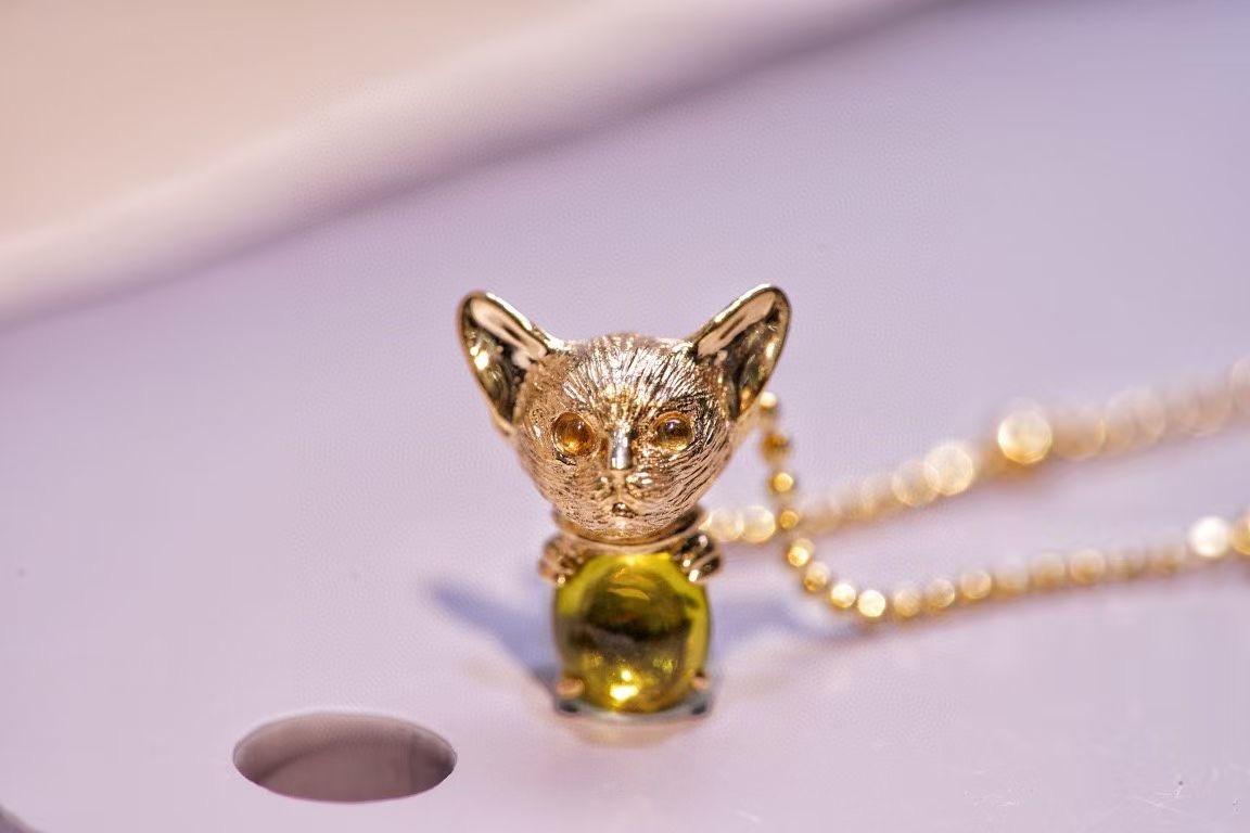 Cabochon Ciondolo in oro 18 carati con crisoberillo e zaffiro giallo in vendita