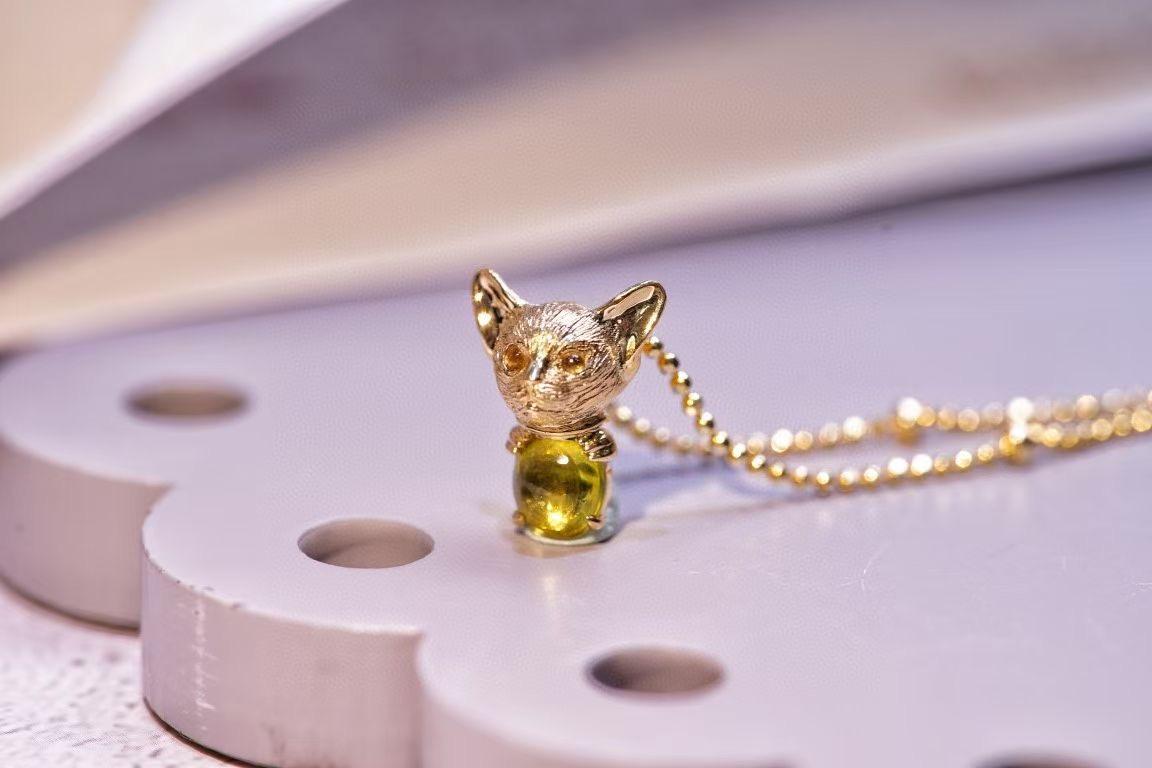 Ciondolo in oro 18 carati con crisoberillo e zaffiro giallo In condizioni Nuovo in vendita a Kowloon, HK