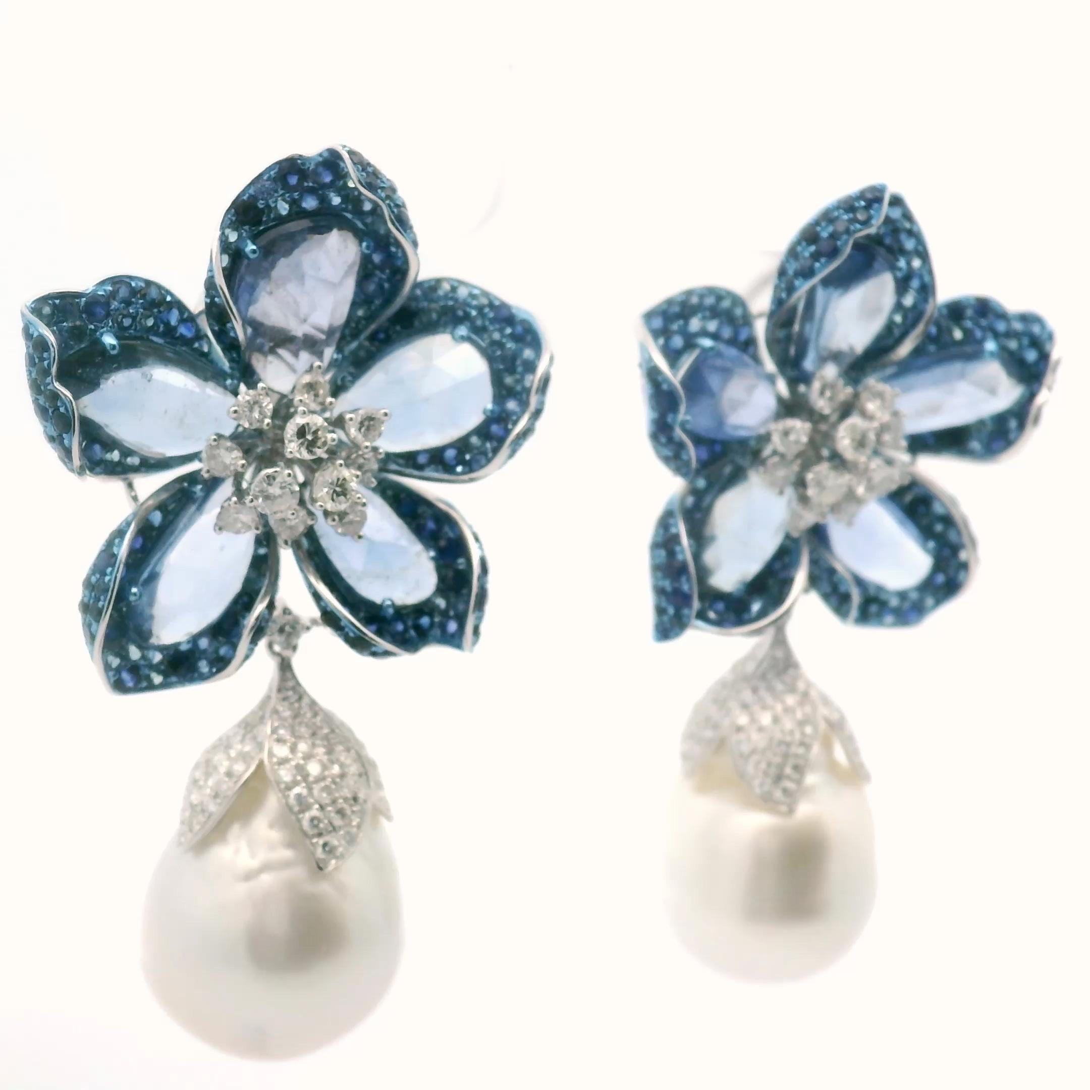 Les boucles d'oreilles sont toujours un atout ! Comme un bonbon, une magnifique paire de boucles d'oreilles en diamant et saphir avec des gouttes de perles des mers du Sud. 
Une paire de boucles d'oreilles exceptionnelles en or blanc 18k 750