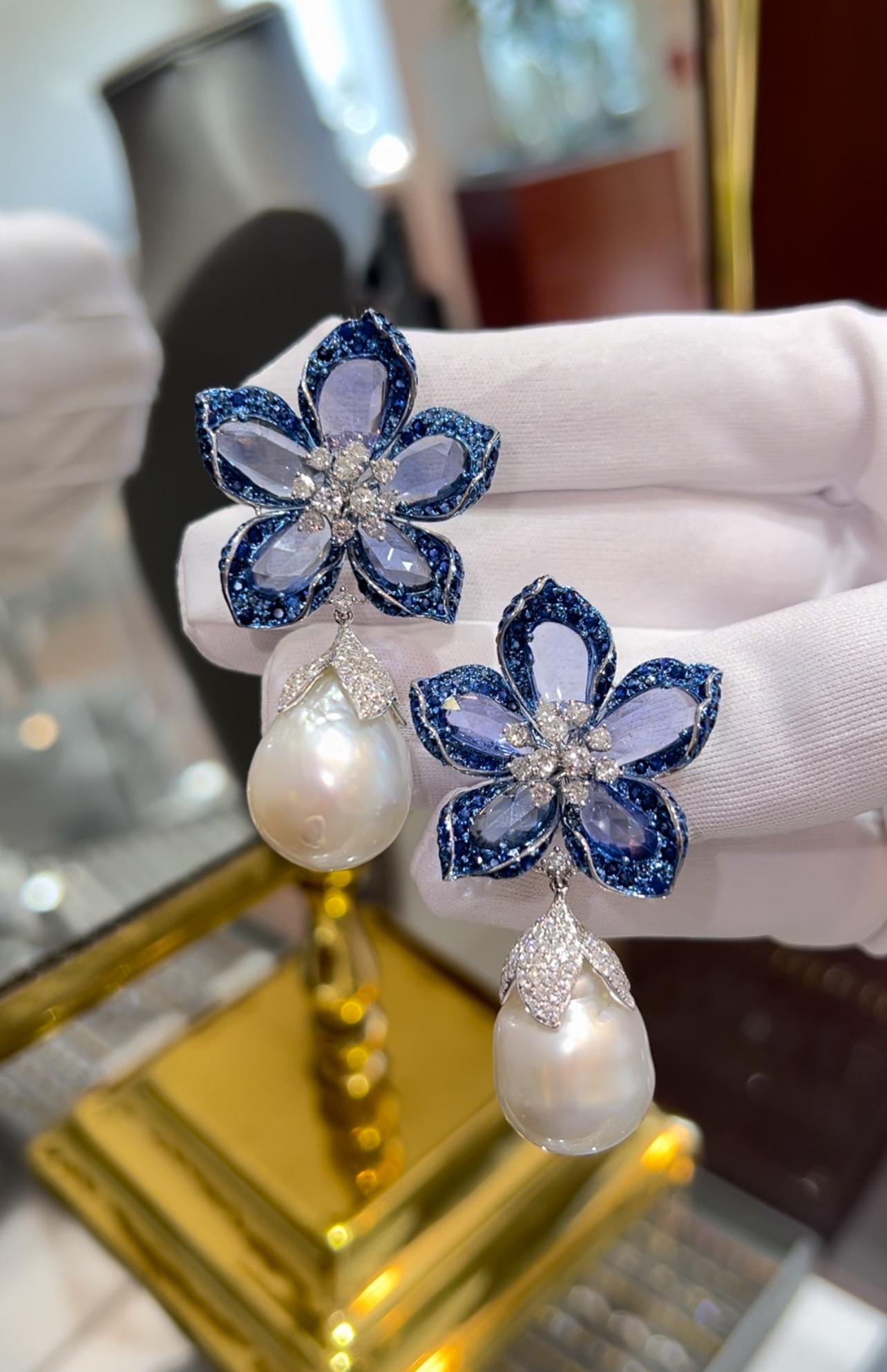 Artiste Boucles d'oreilles fantaisie en or 18 carats, saphir de Ceylan et diamants, perles baroques des mers du Sud en vente