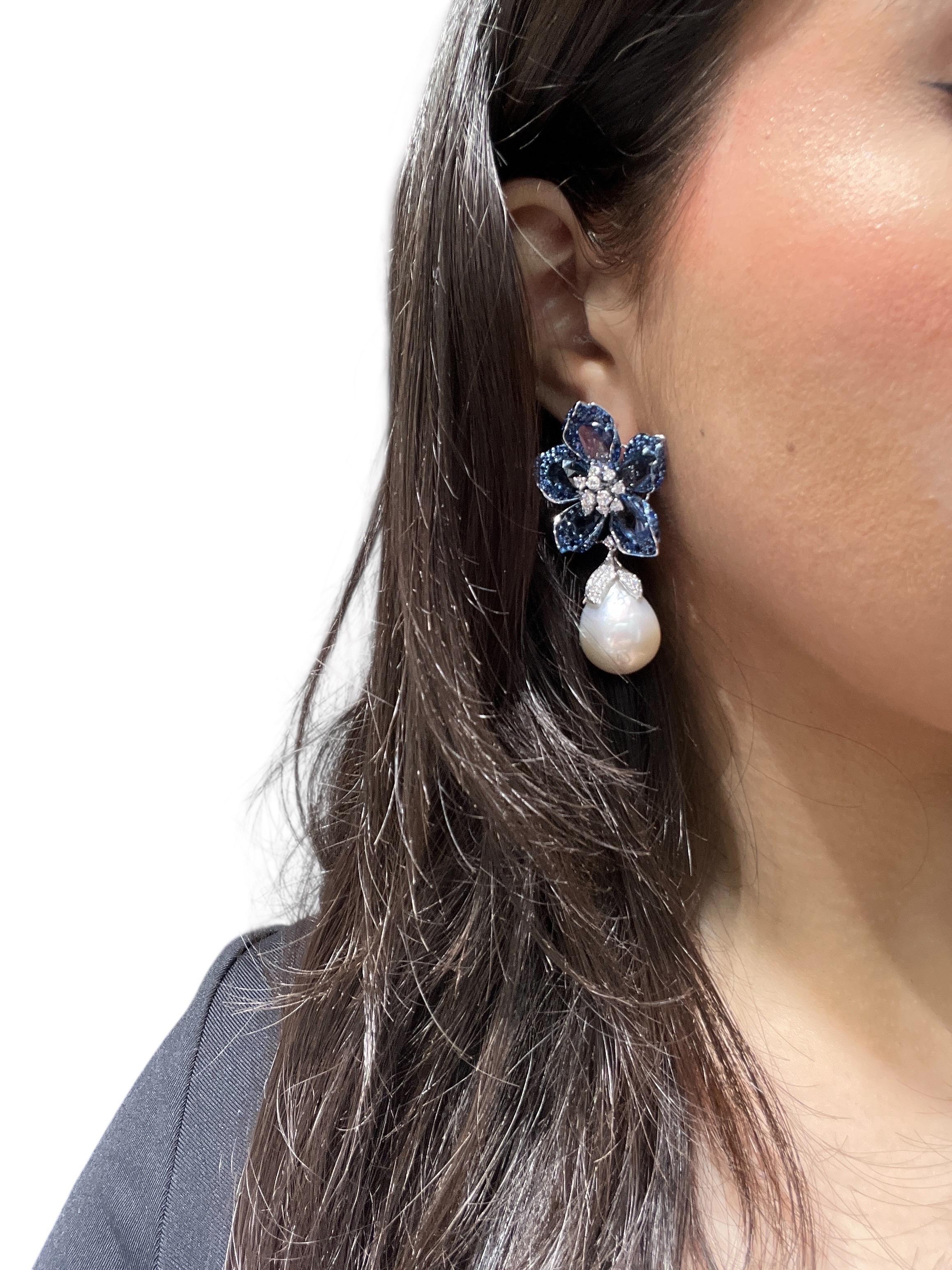 Boucles d'oreilles fantaisie en or 18 carats, saphir de Ceylan et diamants, perles baroques des mers du Sud Neuf - En vente à Great Neck, NY
