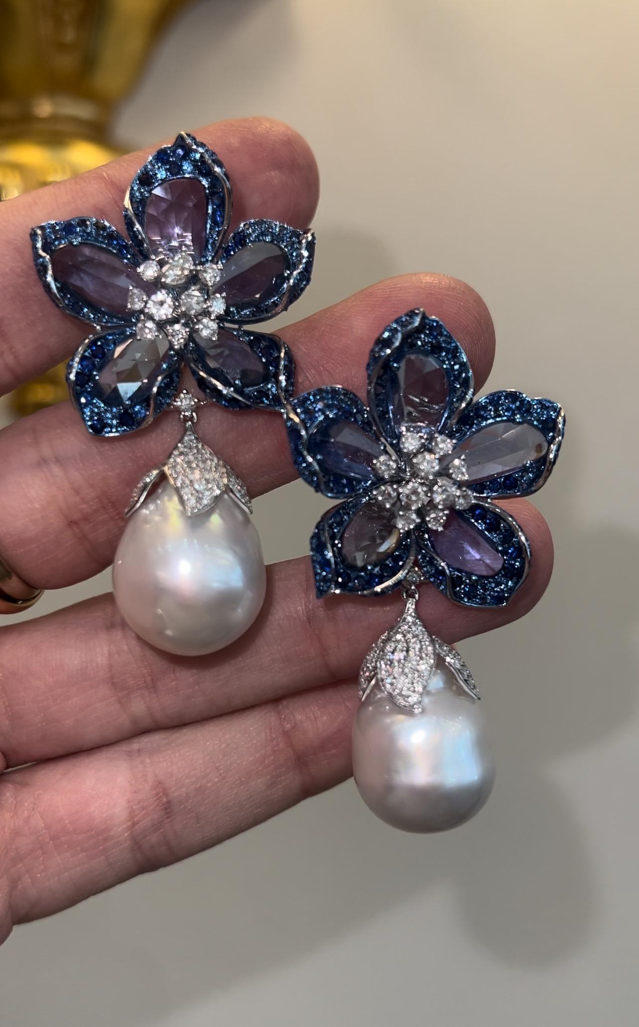 Boucles d'oreilles fantaisie en or 18 carats, saphir de Ceylan et diamants, perles baroques des mers du Sud en vente 1