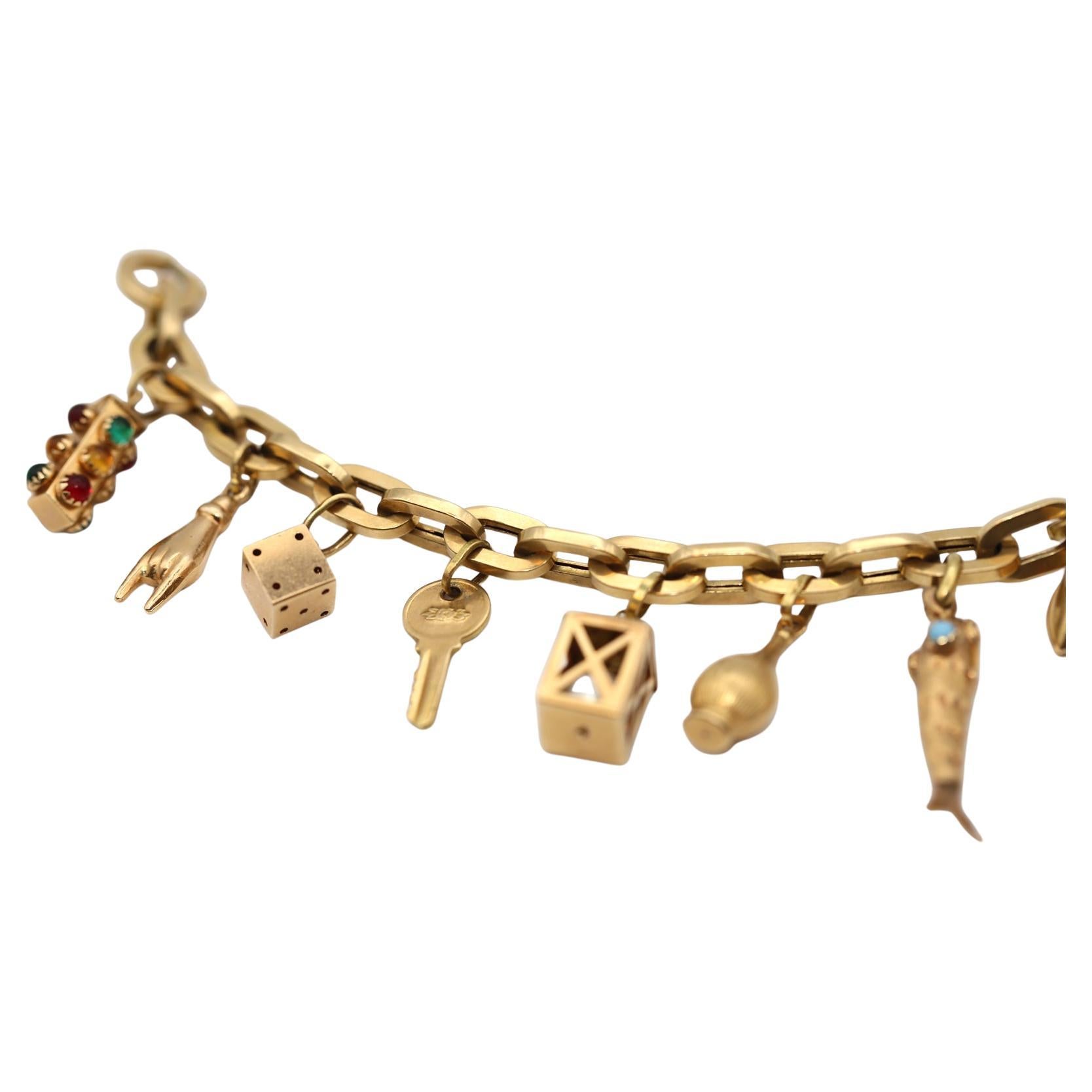 Bracciale a catena in oro 18 carati con Collection'S completa
di charme. Sebbene sia visivamente massiccio e il peso di 42 gr non sia leggero, gli ingranaggi sono in realtà cavi e si adattano perfettamente al polso senza renderlo troppo pesante da