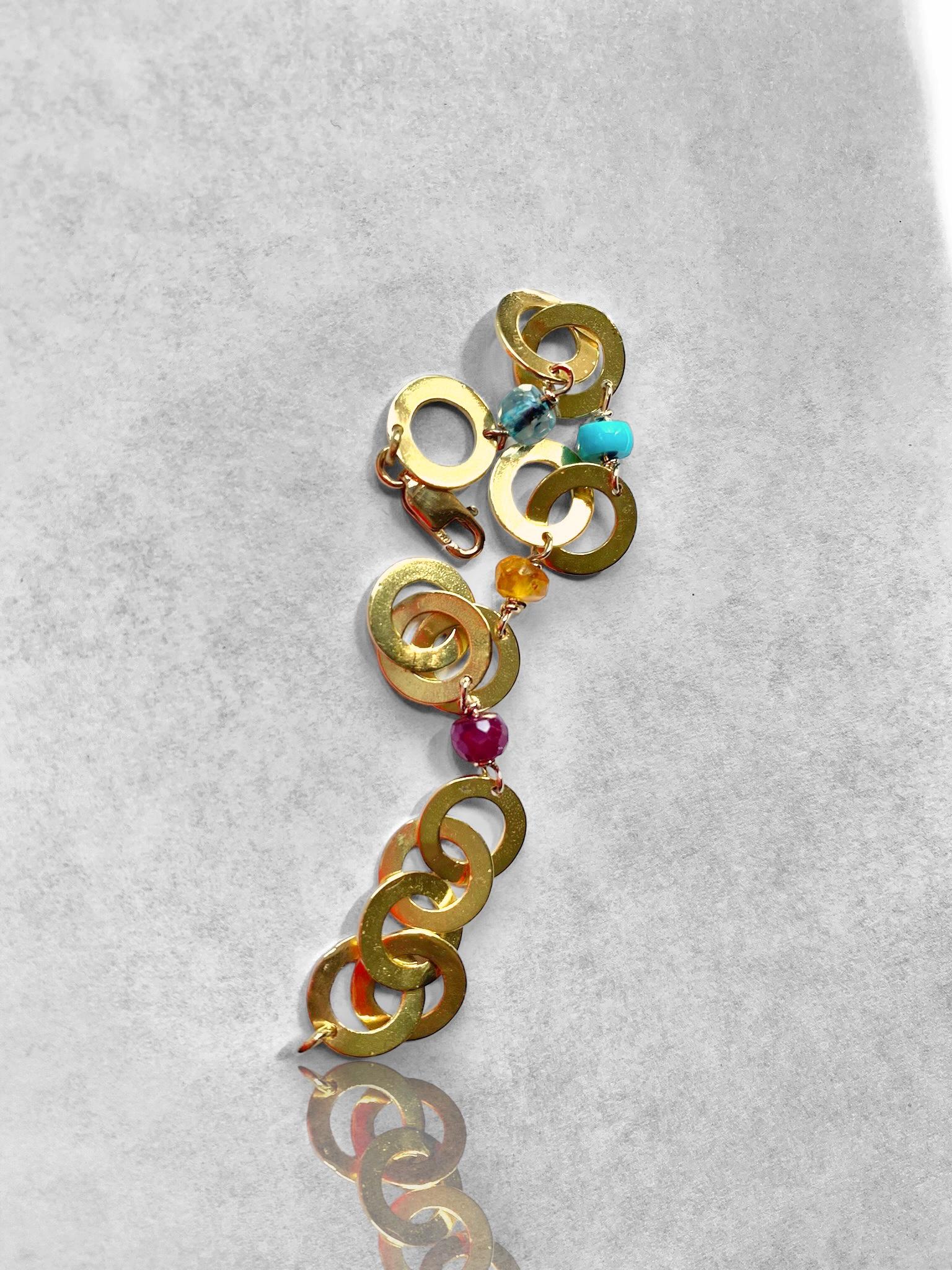 Voici l'époustouflant bracelet à chaîne en or jaune 18 carats de Rossella Ugolini, un véritable chef-d'œuvre qui allie sans effort sportivité et élégance. 
Fabriqué avec une attention méticuleuse aux détails, ce bracelet est un symbole de luxe