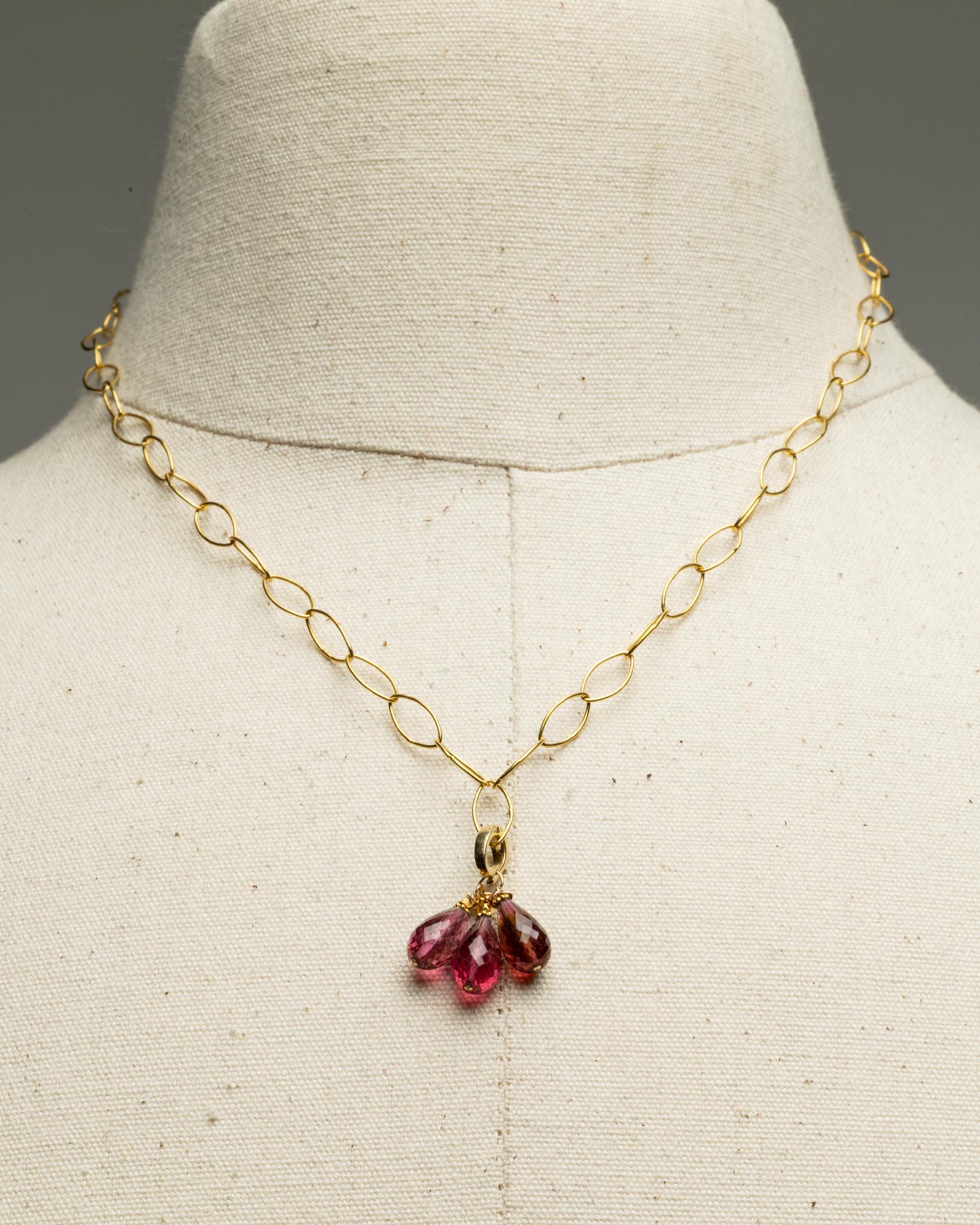 Un'incantevole catena a maglie ovali in oro 18 carati, con una goccia d'oro opzionale.  La goccia è un grappolo di briolette di tormalina rosa sfaccettate con oro 18 carati.  La chiusura è a gancio e occhiello e ti permette di regolare la lunghezza