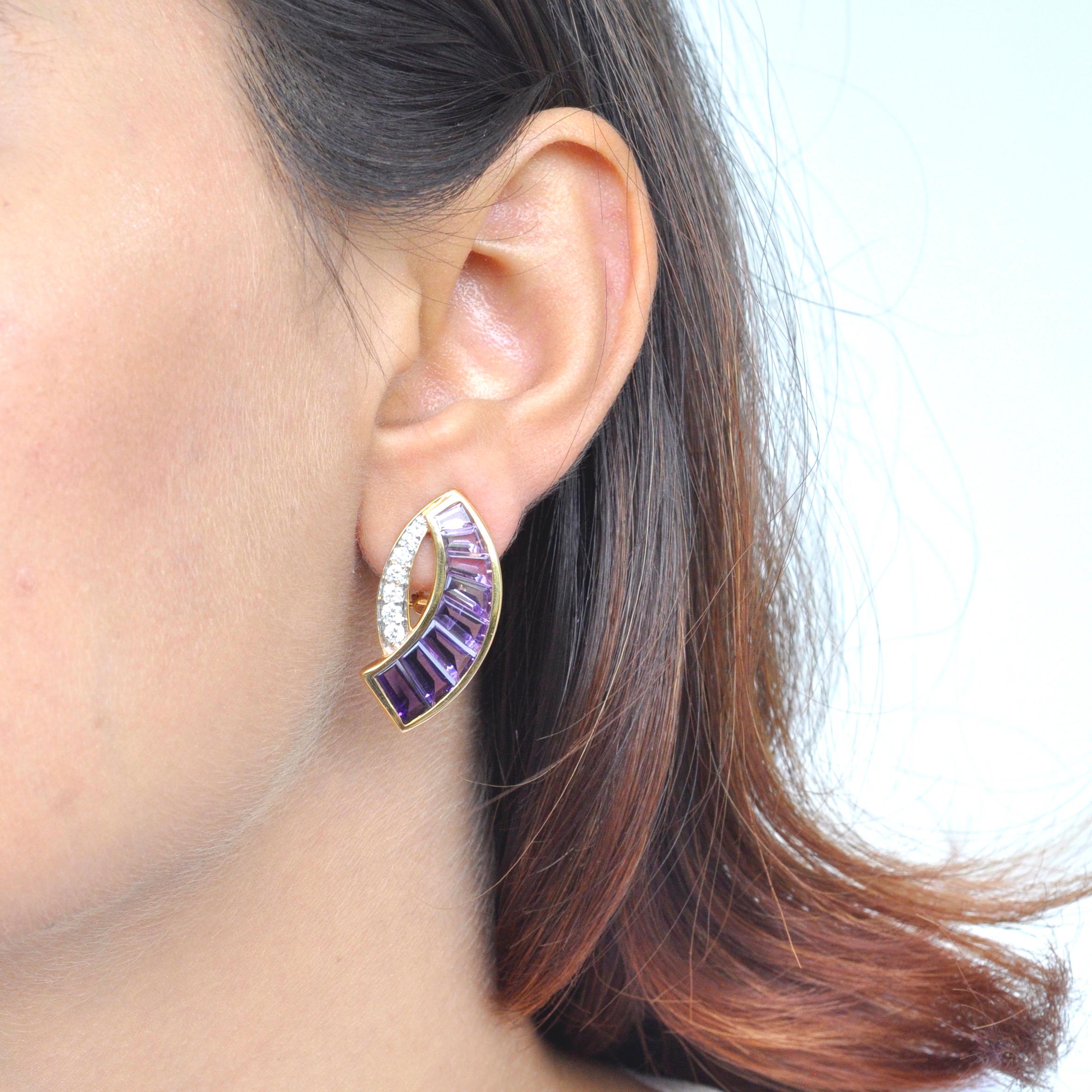 18K Gold Channel Set Taper Baguette Amethyst Diamond Sword Pendant Earrings Set In New Condition For Sale In Jaipur, Rajasthan