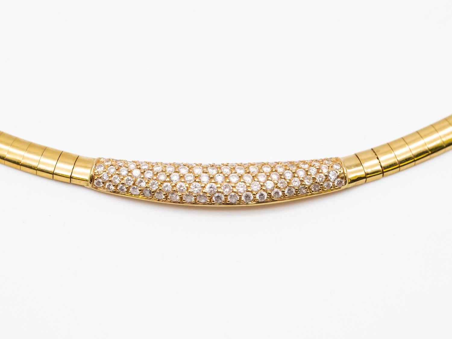 Semi-rigid 18K gold choker necklace omega mesh set with one paving diamonds.
This necklace measures 42 centimetre or 16.5354 inch it has the particularity as you see in the picture to pose perfectly on the base of the neck.
Diamonds add a special