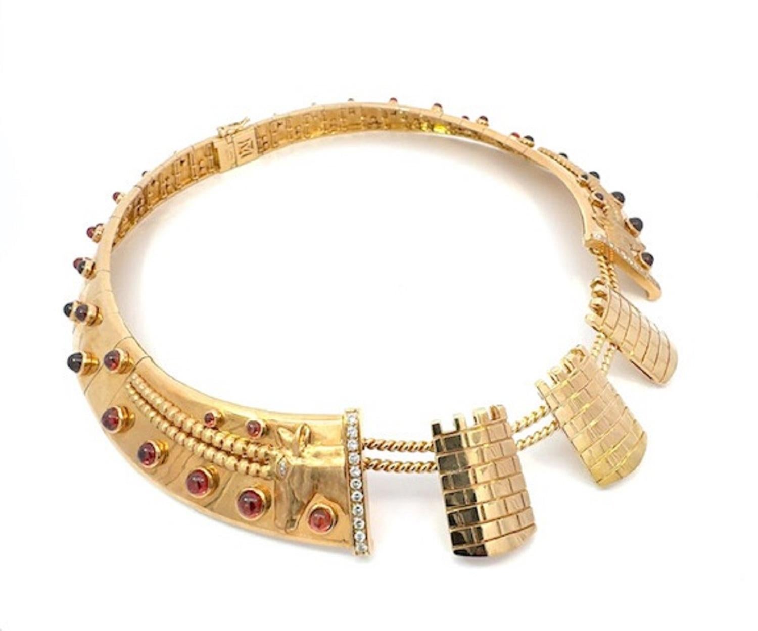 Articolo #8273 

Collana girocollo da donna Palace con diamanti da 0,64 carati e granato da 24,23 carati incastonati in circa 168 grammi di oro giallo 18 carati.

Questo pezzo elaborato è una straordinaria collana d'oro con un design architettonico