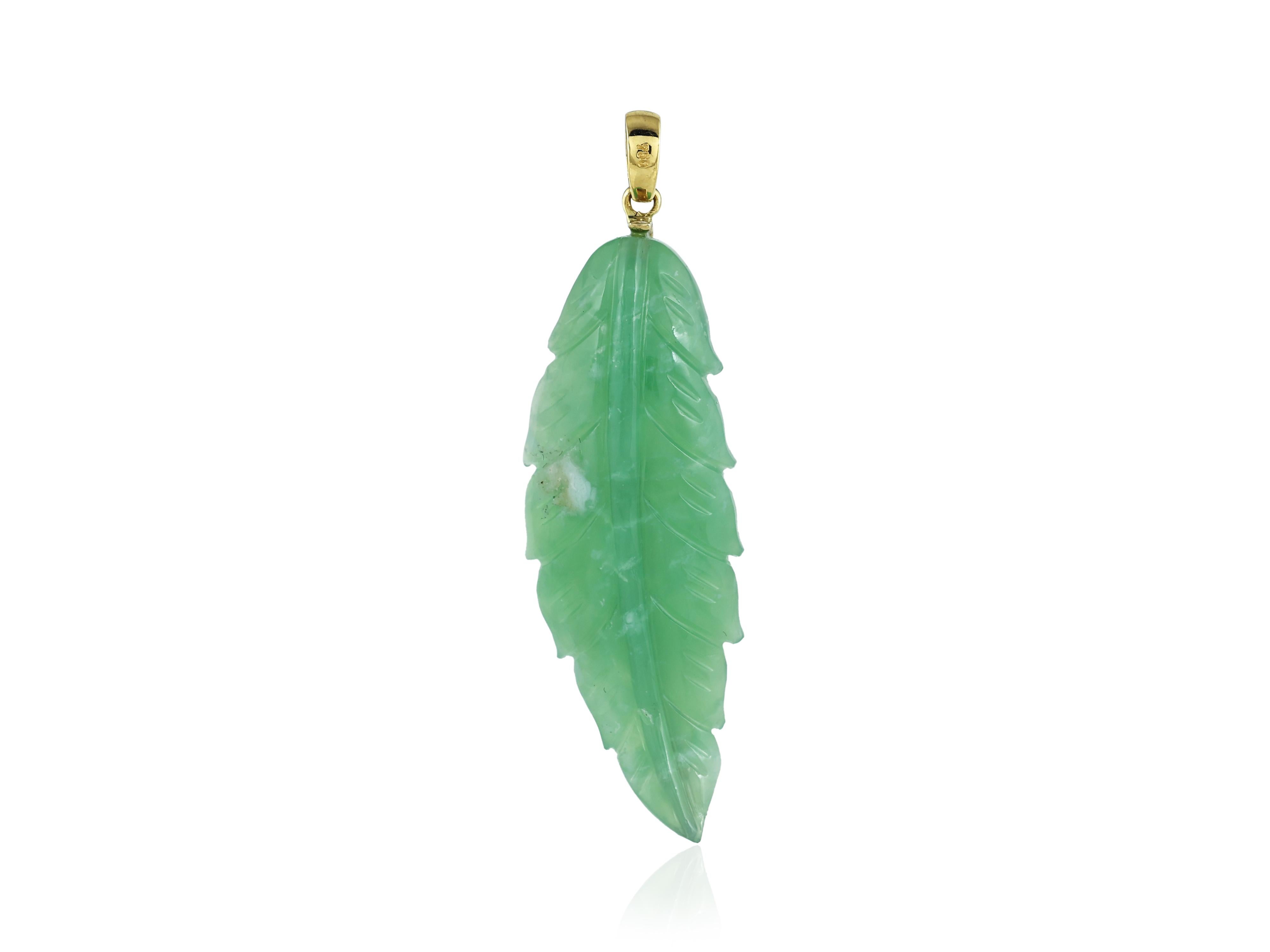 Pendente a forma di foglia di crisoprasio in oro 18 carati con diamanti naturali In condizioni Nuovo in vendita a Bangkok,, TH