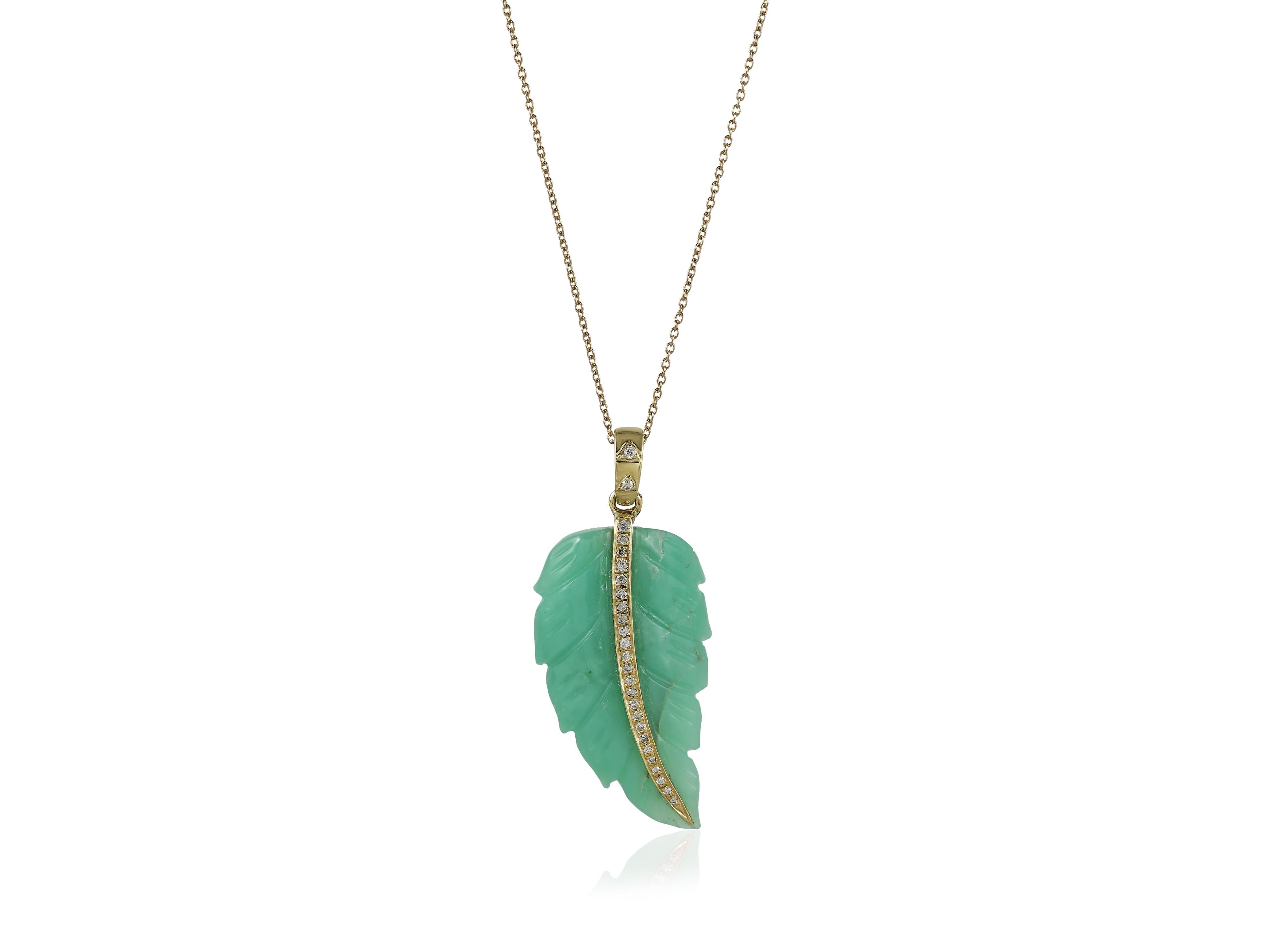 Questo ciondolo celebra l'individualità dei gioielli con pietre preziose intagliate a mano. Realizzata in crisoprasio naturale, ogni foglia ha una silhouette distinta modellata dal cristallo grezzo. Una vena d'oro 18 carati attraversa il centro,