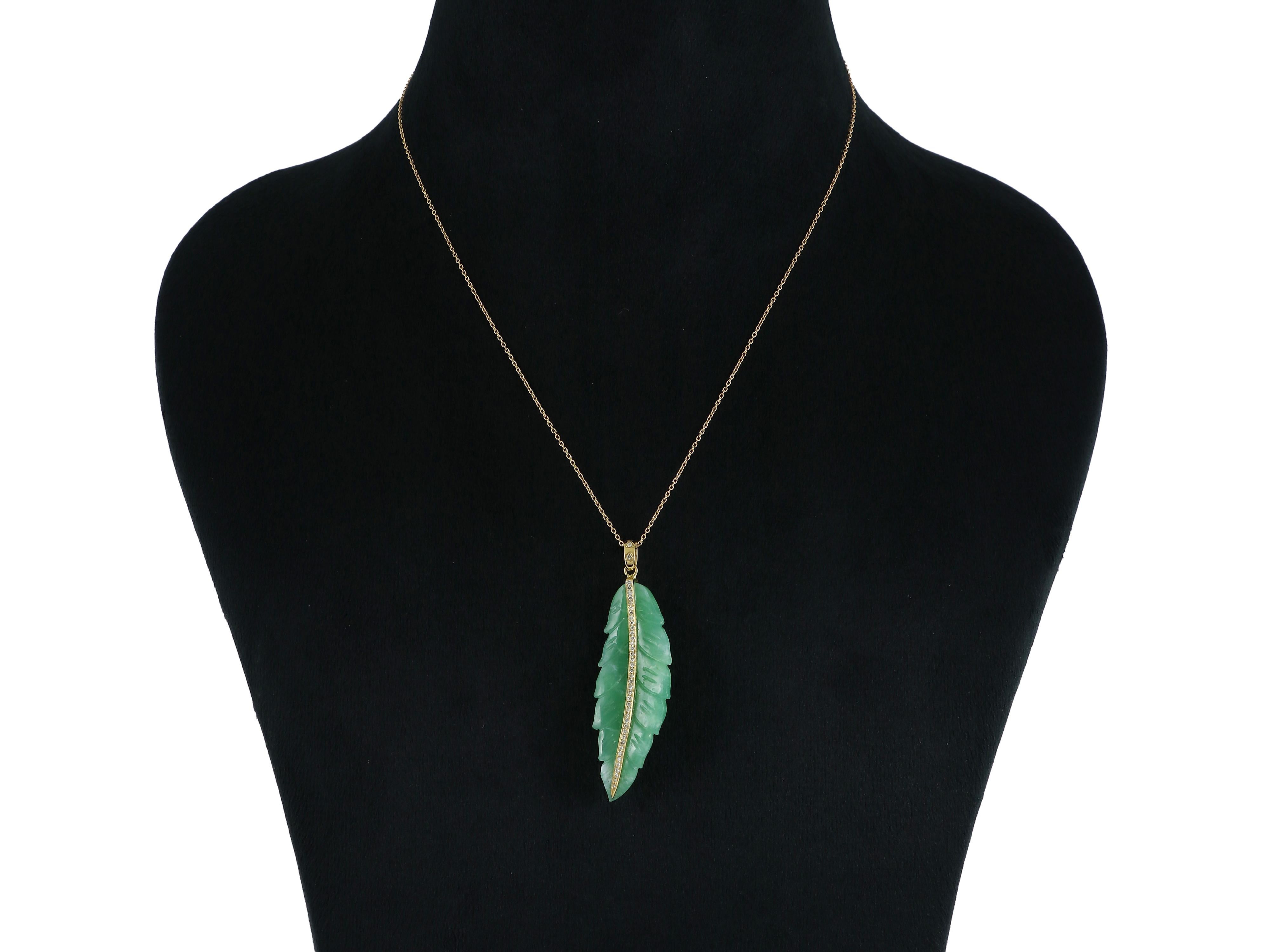 Pendente a forma di foglia di crisoprasio in oro 18 carati con diamanti naturali in vendita 2