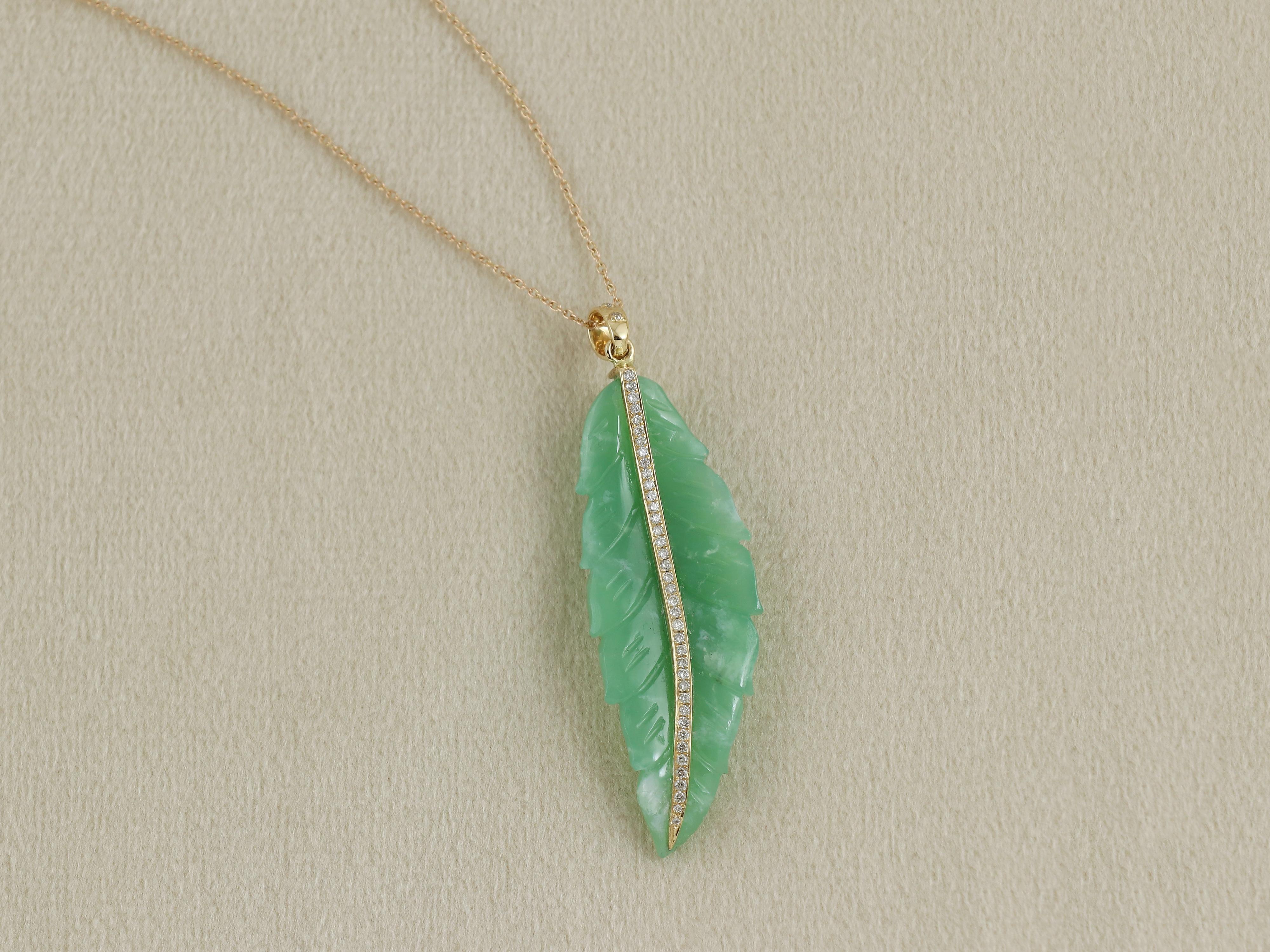Questo ciondolo celebra l'individualità dei gioielli con pietre preziose intagliate a mano. Realizzata in crisoprasio naturale, ogni foglia ha una silhouette distinta modellata dal cristallo grezzo. Una vena d'oro 18 carati attraversa il centro,