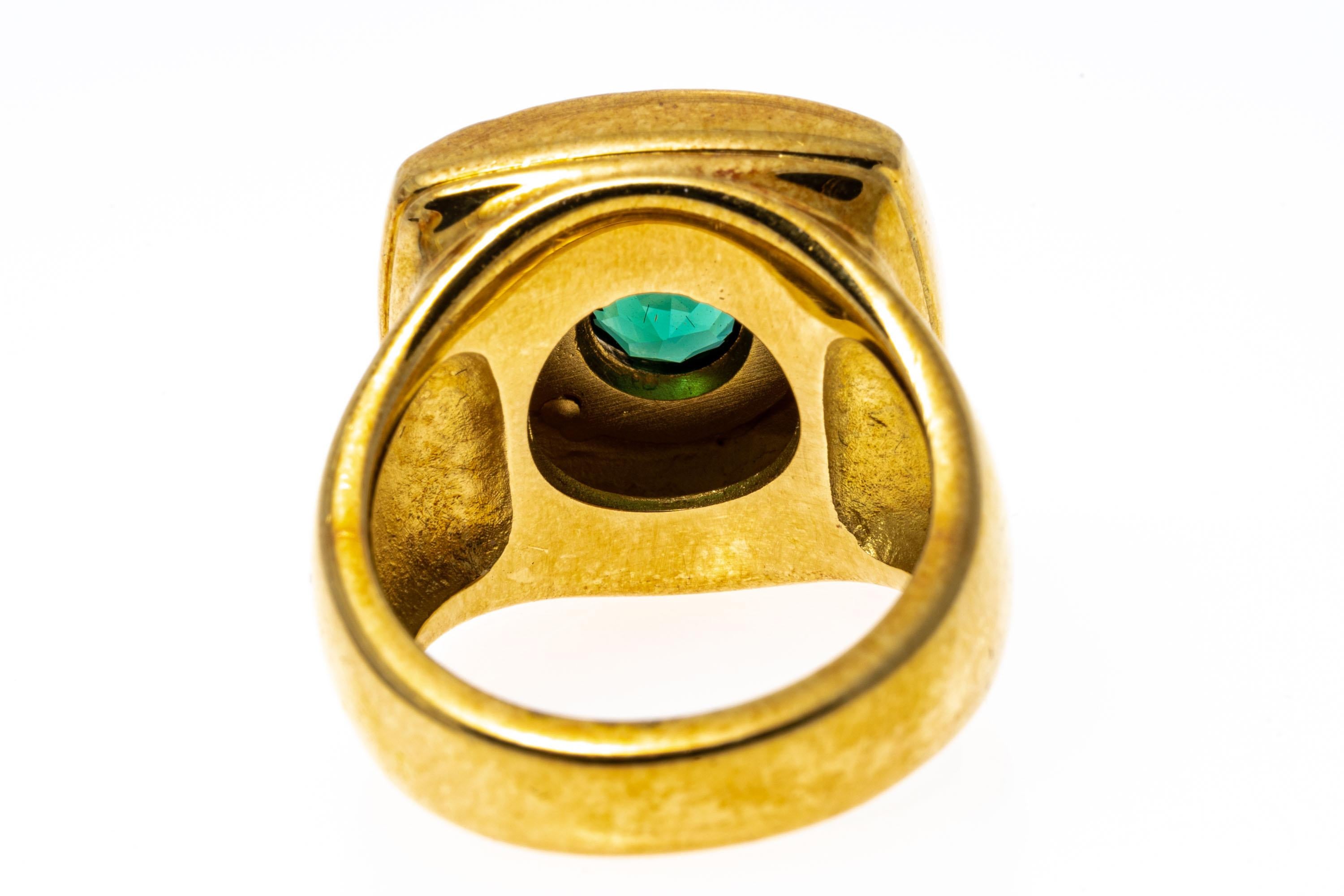 Bague dôme carrée en or 18 carats sertie d'une tourmaline verte en forme de coussin en vente 1