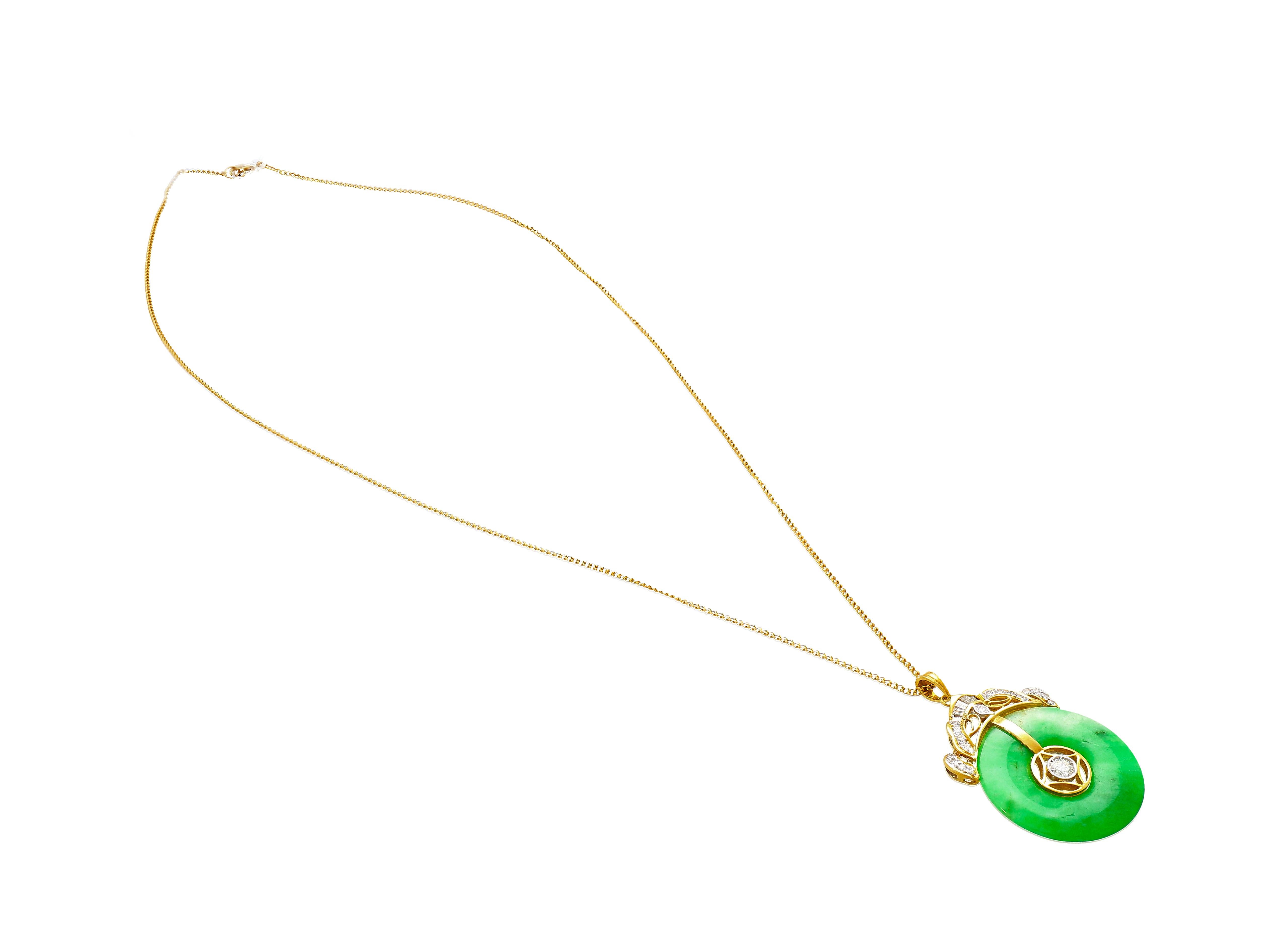 18 Karat Gold Halskette mit rundem Jadeit & Diamant-Scheibenanhänger (Cabochon) im Angebot