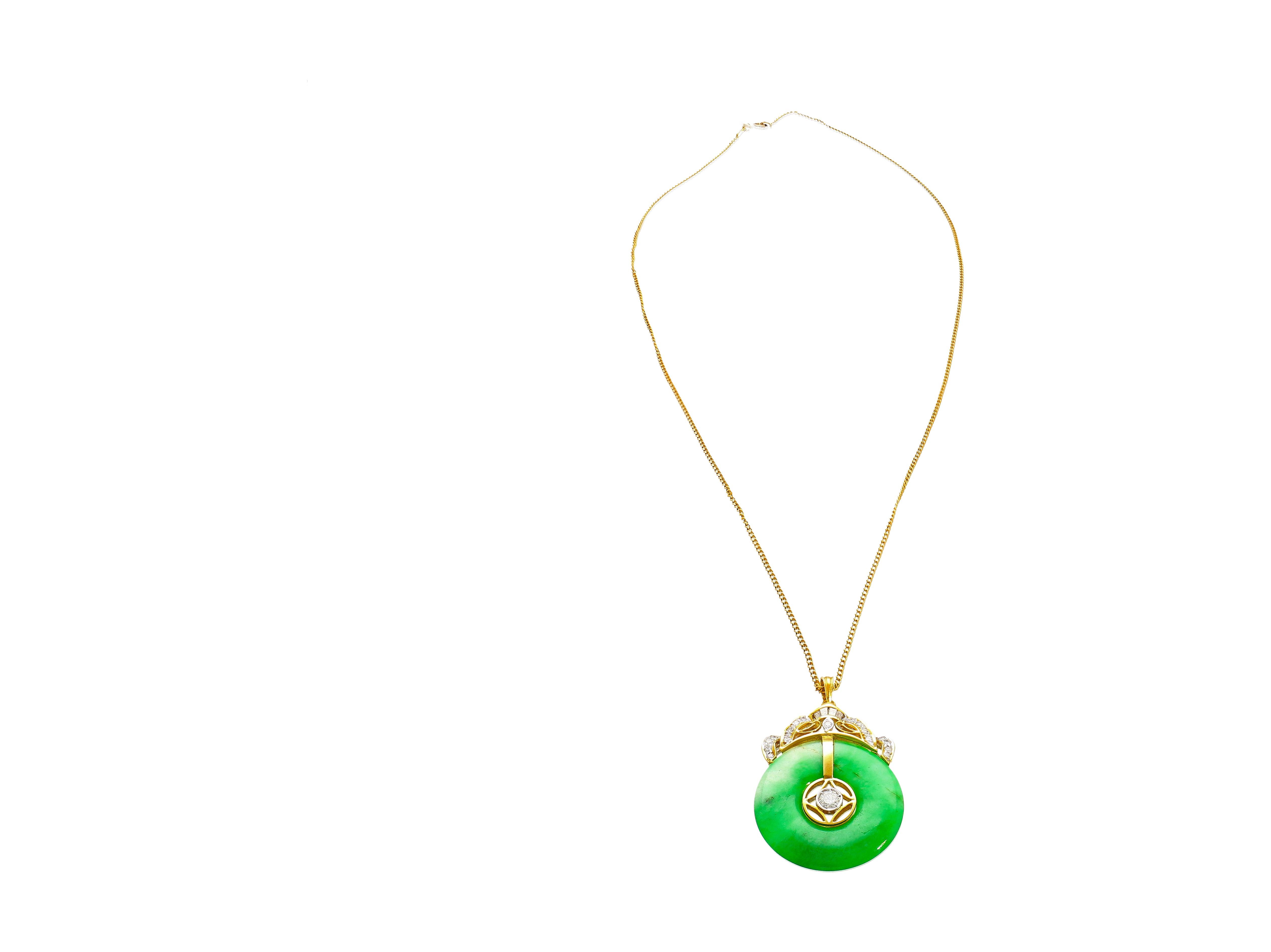 18 Karat Gold Halskette mit rundem Jadeit & Diamant-Scheibenanhänger im Zustand „Neu“ im Angebot in Miami, FL