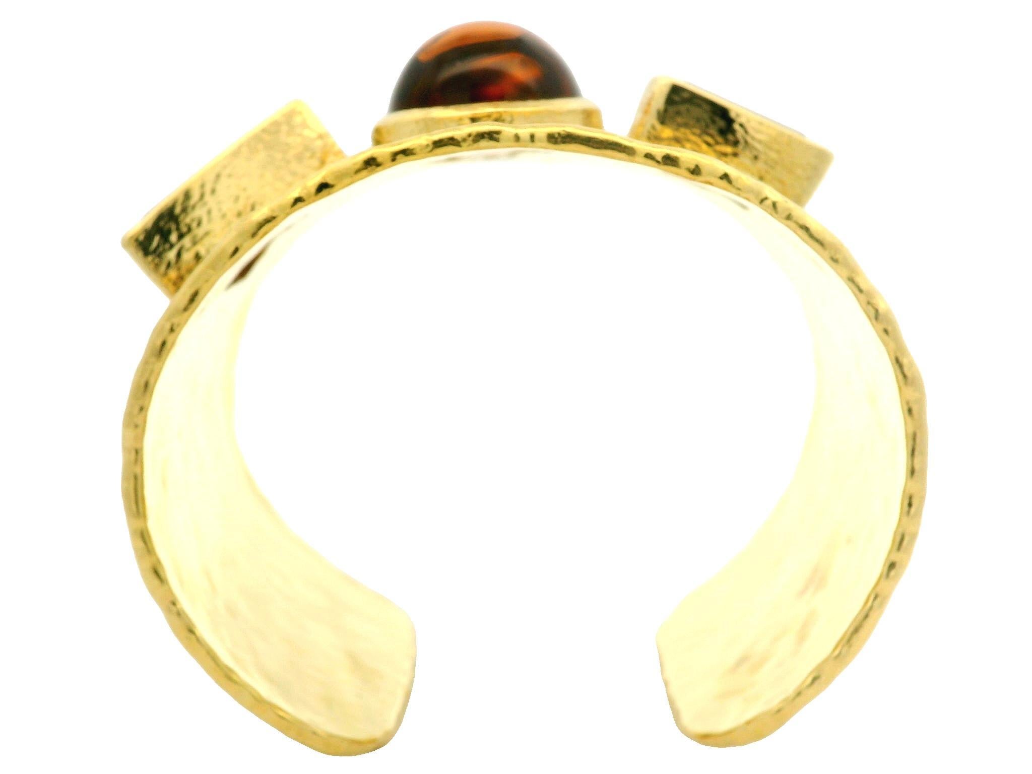 Taille cabochon Bracelet manchette évasé large et martelé en or 18 carats, quartz, citrine et tourmaline en vente