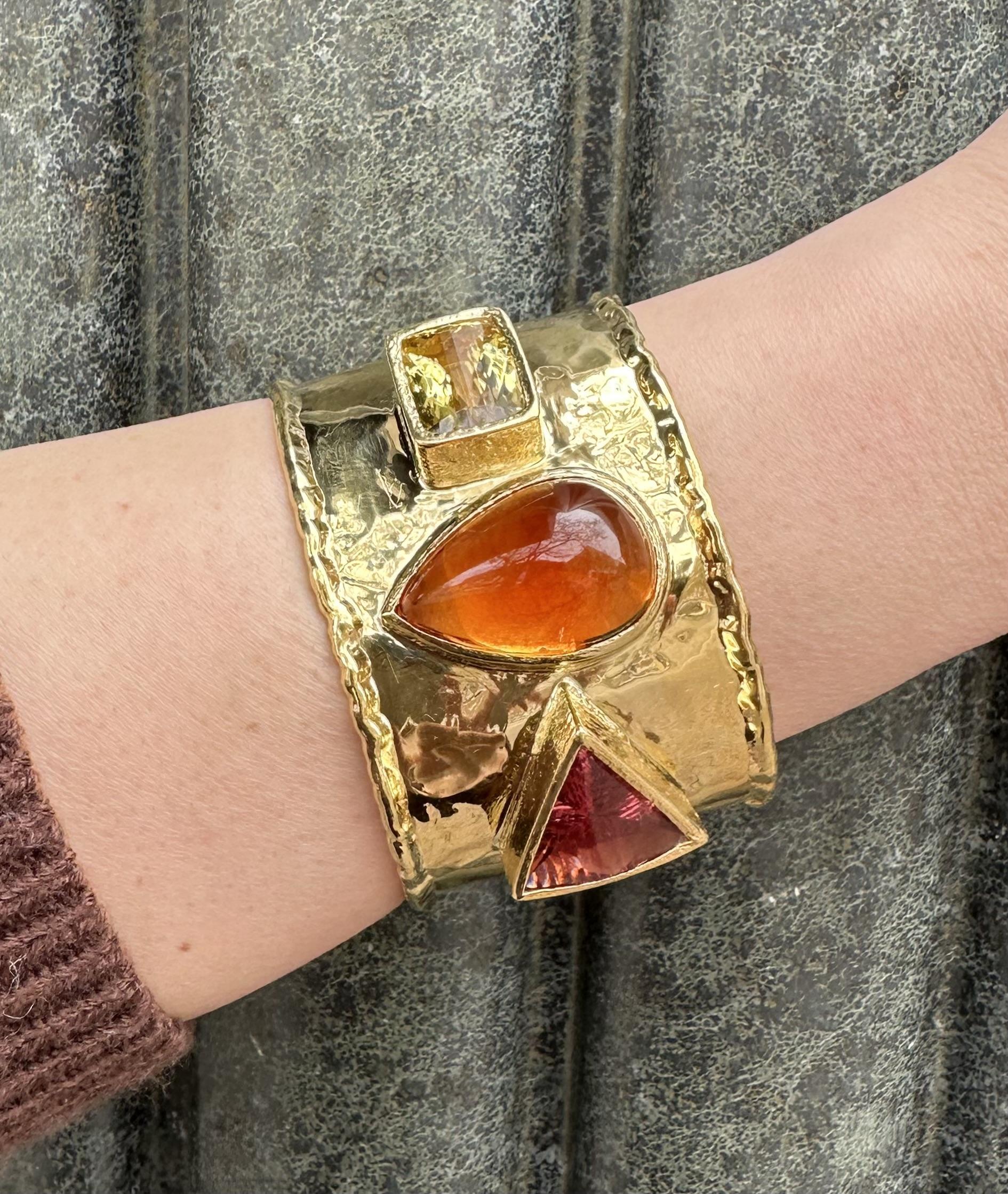 Bracelet manchette évasé large et martelé en or 18 carats, quartz, citrine et tourmaline Bon état - En vente à Montclair, NJ