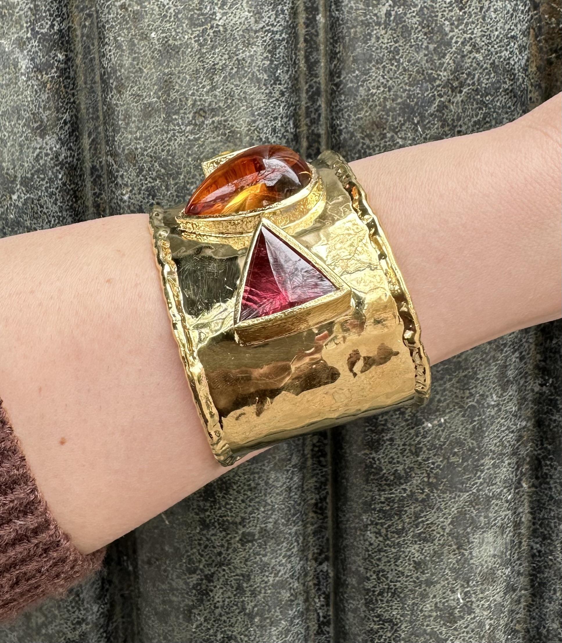 Bracelet manchette évasé large et martelé en or 18 carats, quartz, citrine et tourmaline Pour femmes en vente