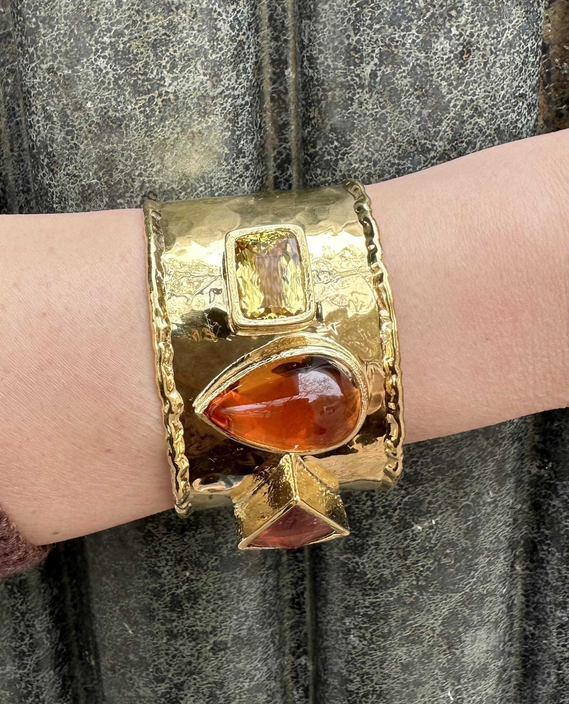 Bracelet manchette évasé large et martelé en or 18 carats, quartz, citrine et tourmaline en vente 1