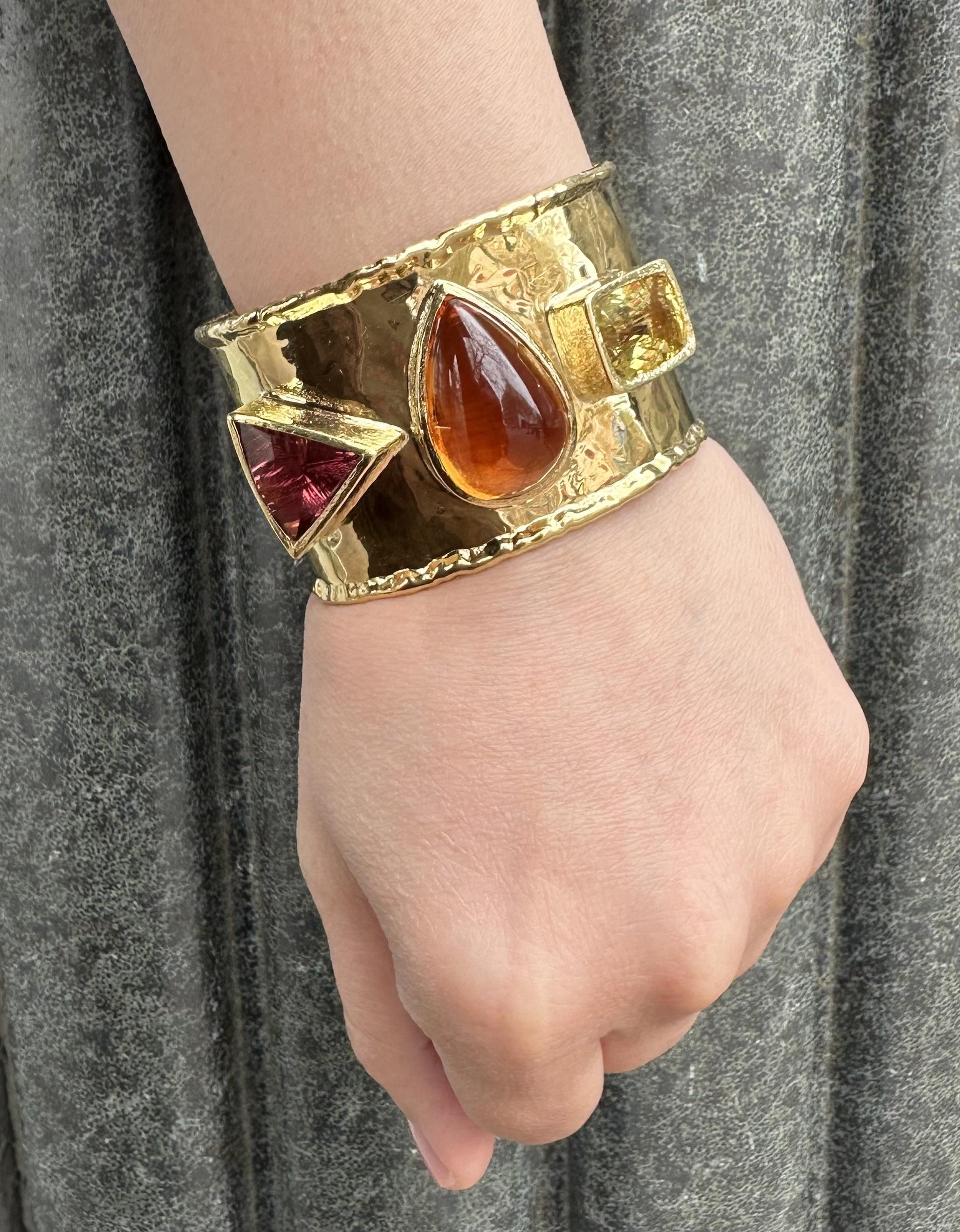 Bracelet manchette évasé large et martelé en or 18 carats, quartz, citrine et tourmaline en vente 2