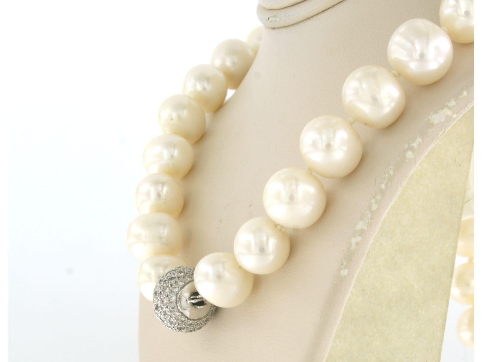 Verschluss aus 18k Weißgold mit Brillantschliff-Diamant 2,00ct F/G VS/SI - an einer Perlenkette - 45 cm lang 

detaillierte Beschreibung:

die Halskette ist 45 cm lang und 12 mm breit

Größe des Verschlusses: 1,0 cm x 1,3 cm breit

Gewicht 82,8