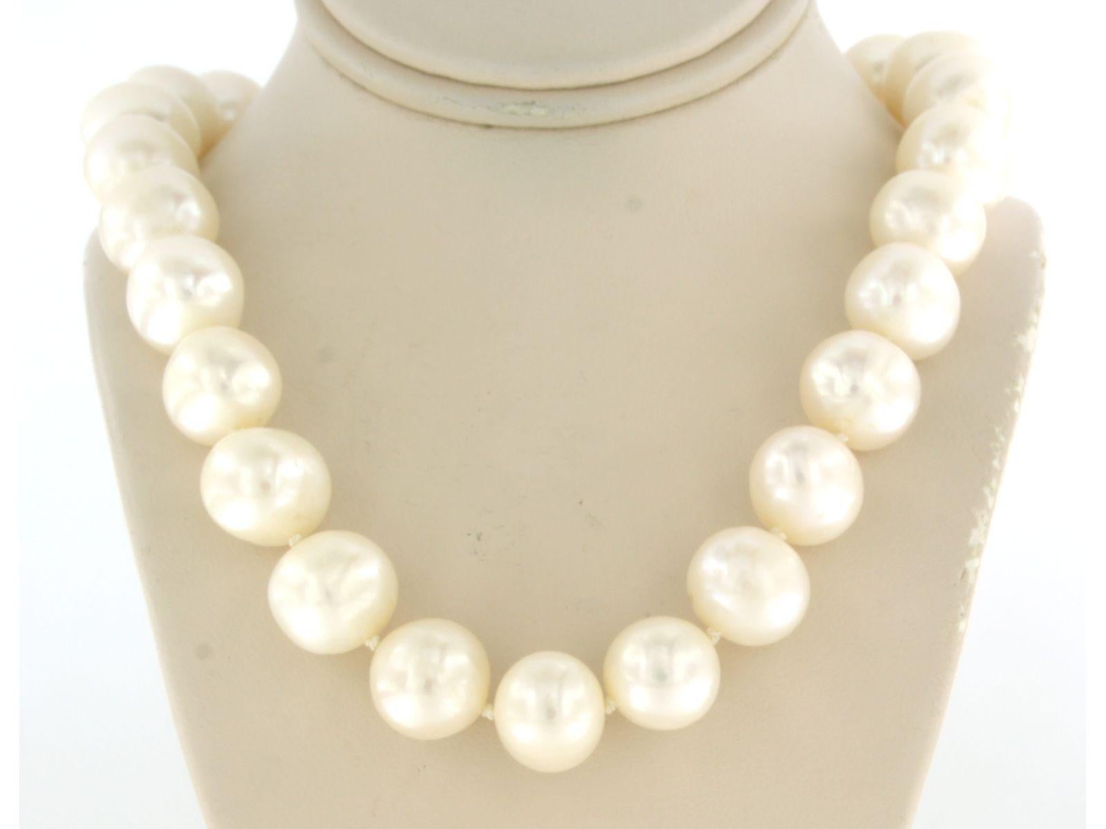 Verschluss aus 18 Karat Gold mit Brillanten im Brillantschliff 2,00 Karat - an einer Perlenperlenkette (Moderne) im Angebot