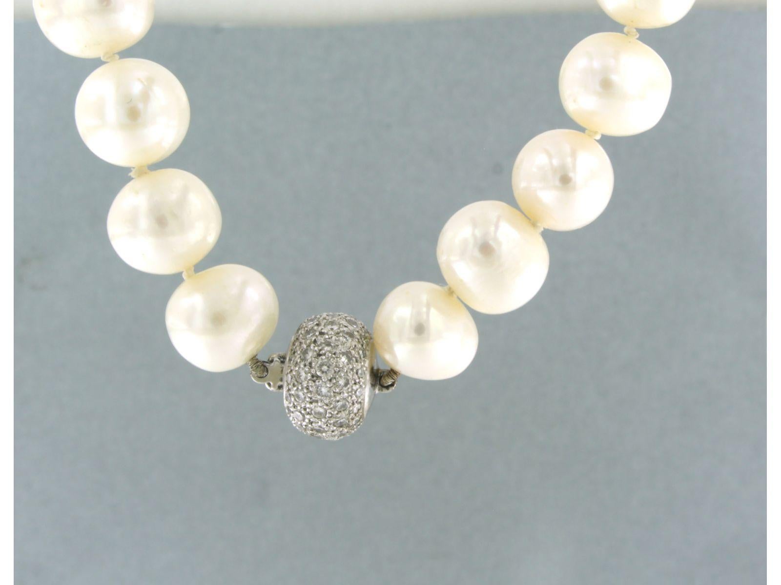 Verschluss aus 18 Karat Gold mit Brillanten im Brillantschliff 2,00 Karat - an einer Perlenperlenkette im Zustand „Hervorragend“ im Angebot in The Hague, ZH