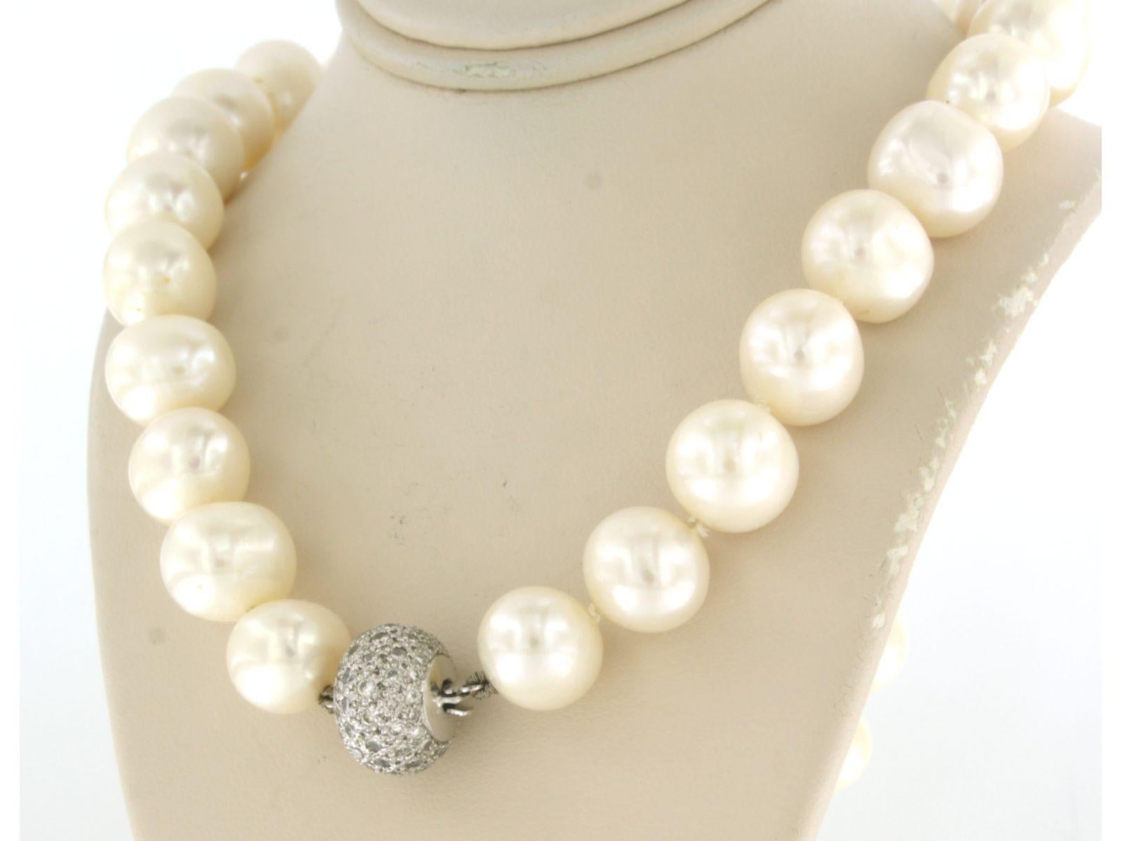Verschluss aus 18 Karat Gold mit Brillanten im Brillantschliff 2,00 Karat - an einer Perlenperlenkette Damen im Angebot