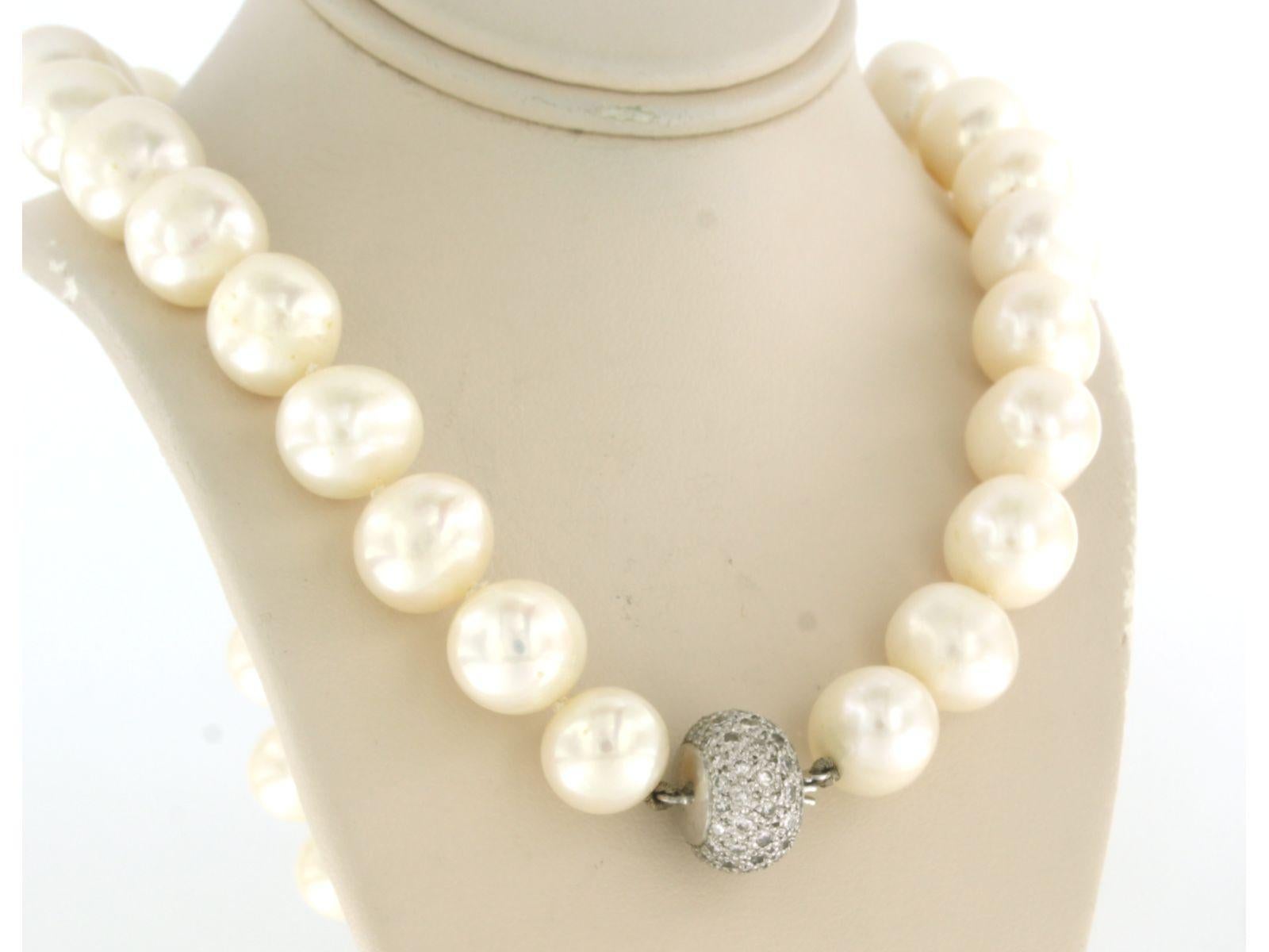 Verschluss aus 18 Karat Gold mit Brillanten im Brillantschliff 2,00 Karat - an einer Perlenperlenkette im Angebot 1