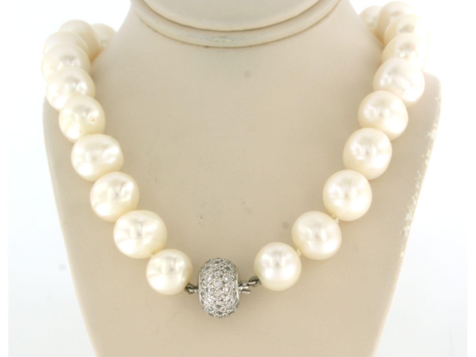 Verschluss aus 18 Karat Gold mit Brillanten im Brillantschliff 2,00 Karat - an einer Perlenperlenkette im Angebot 2