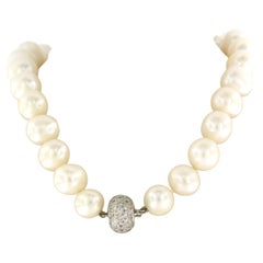 18k gold clasp with brilliant cut diamond 2.00ct - on a pearl bead necklace