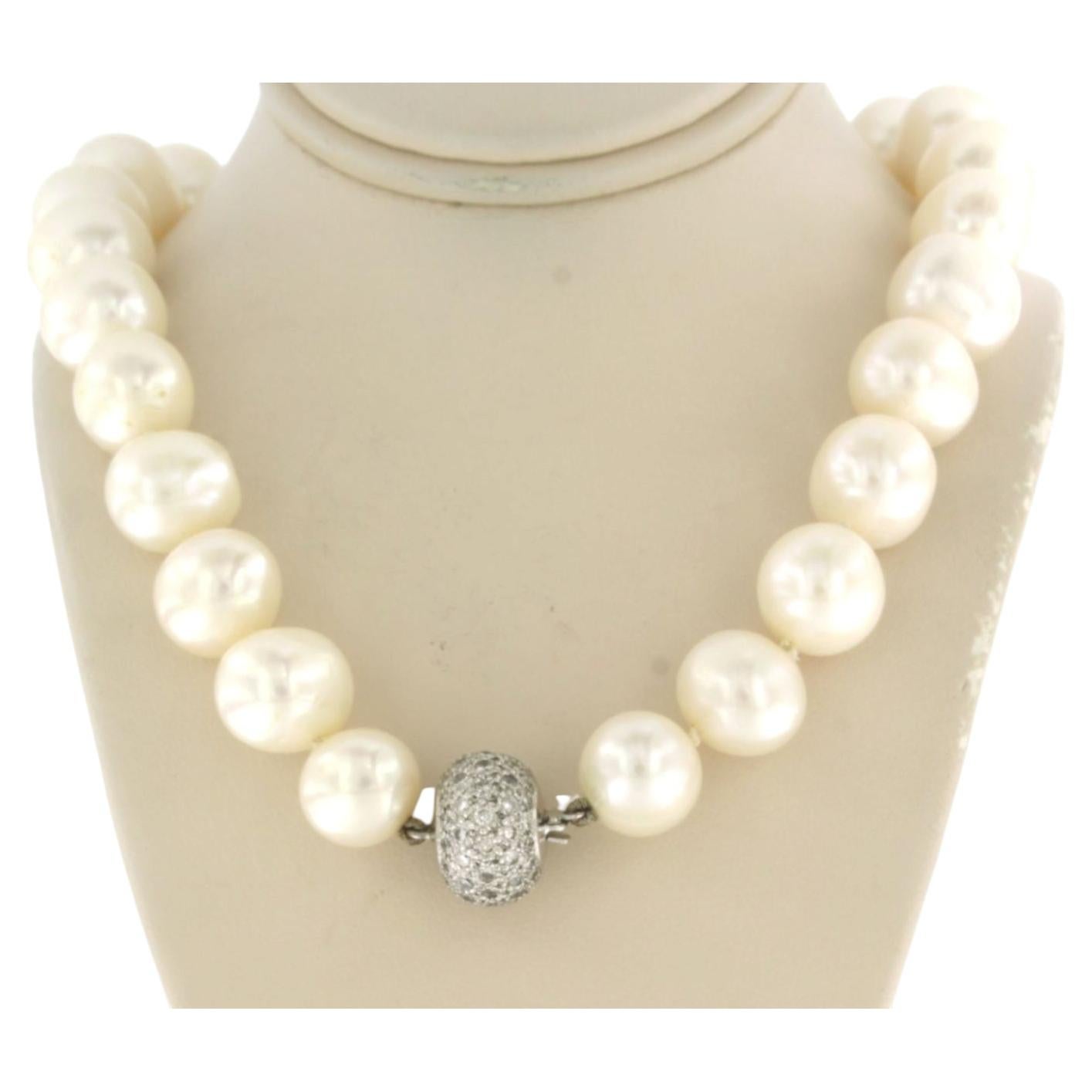 Fermoir en or 18k avec diamant taille brillant 2.00ct - sur un collier de perles en vente