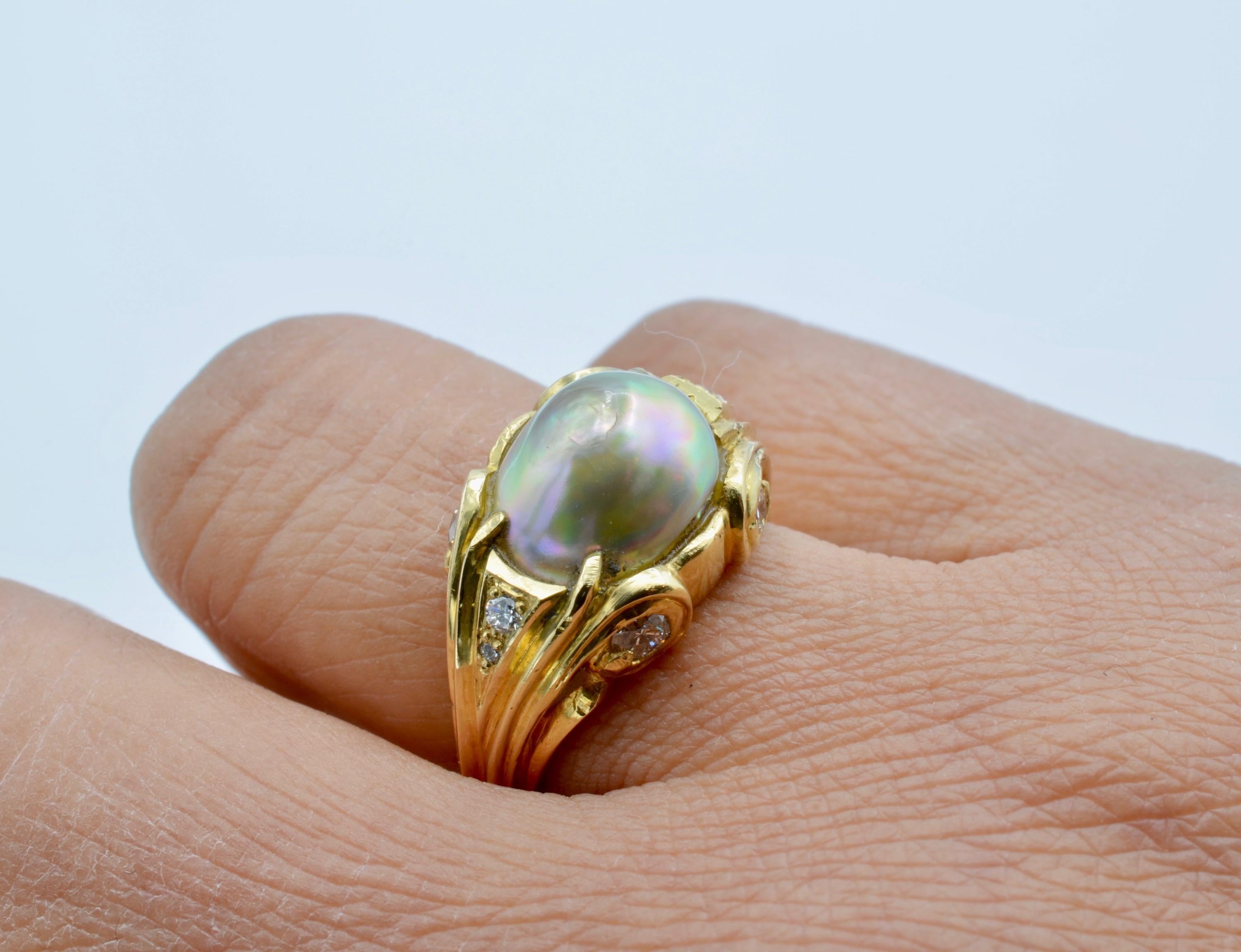 The design of this lovely ring is reminiscent of classic architecture. Greek or Roman columns come to mind and inspire fantasies of gods and goddesses. The diamond weight is 0.45ct  aprox.  F-G VS2-SI1 clarity. The center natural abalone pearl has