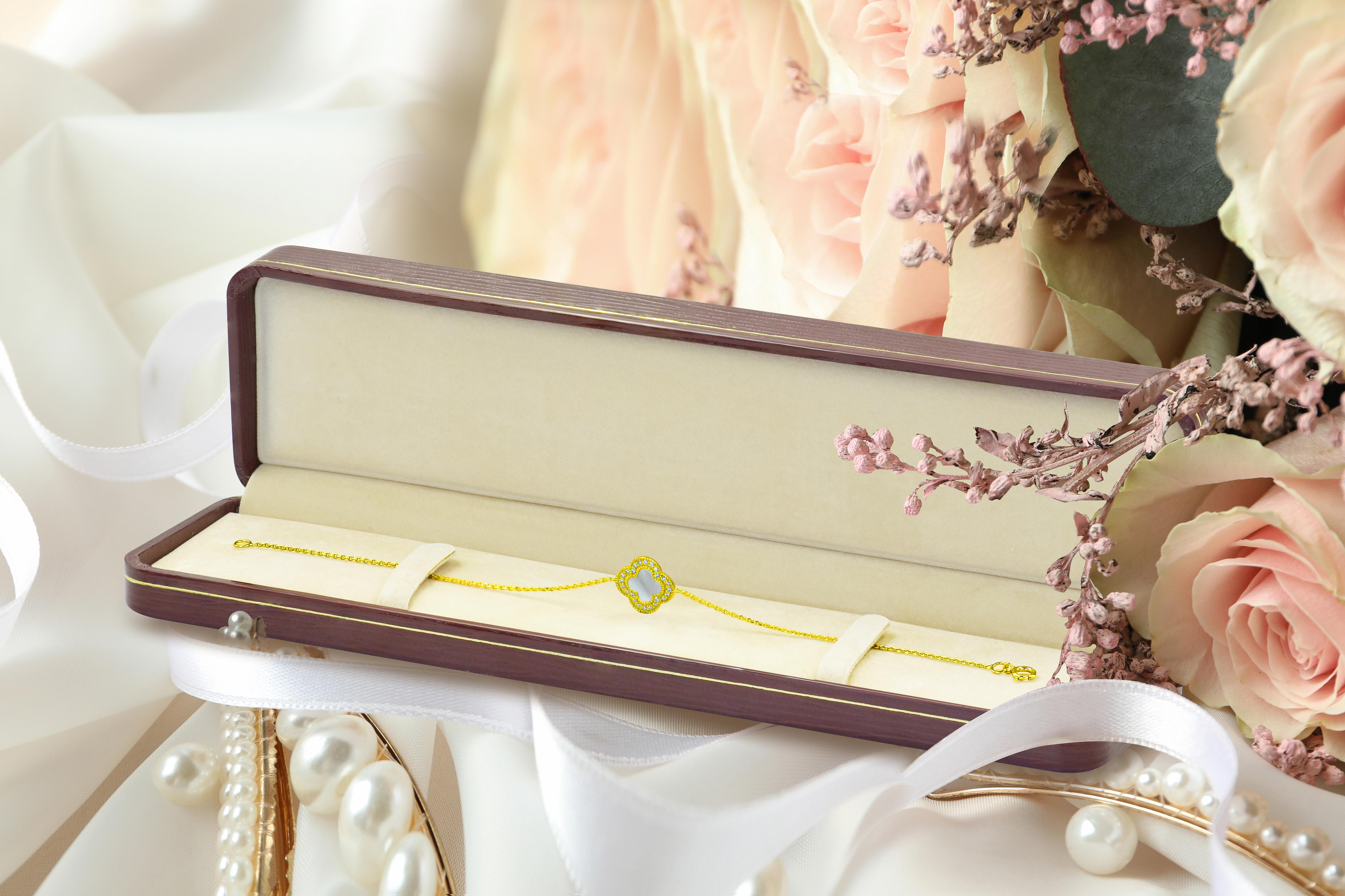 18K Gold Clover Mother Of Pearl Bracelet Abalone Bracelet Tahitian Bracelet For Sale 3